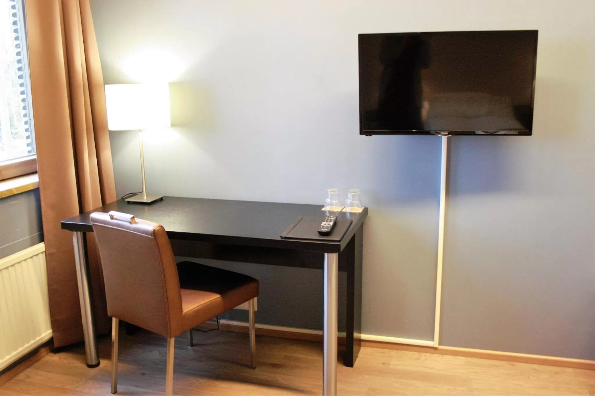 TV/Entertainment Center in Hotelli Viikinhovi