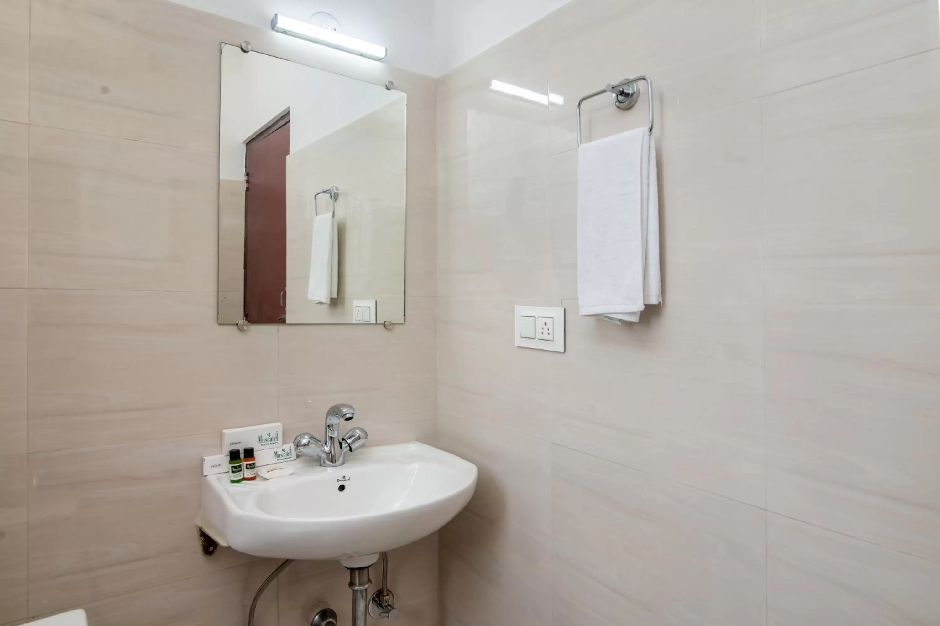 Bathroom in Muscatel Roma - 400 Mts from Mall Road