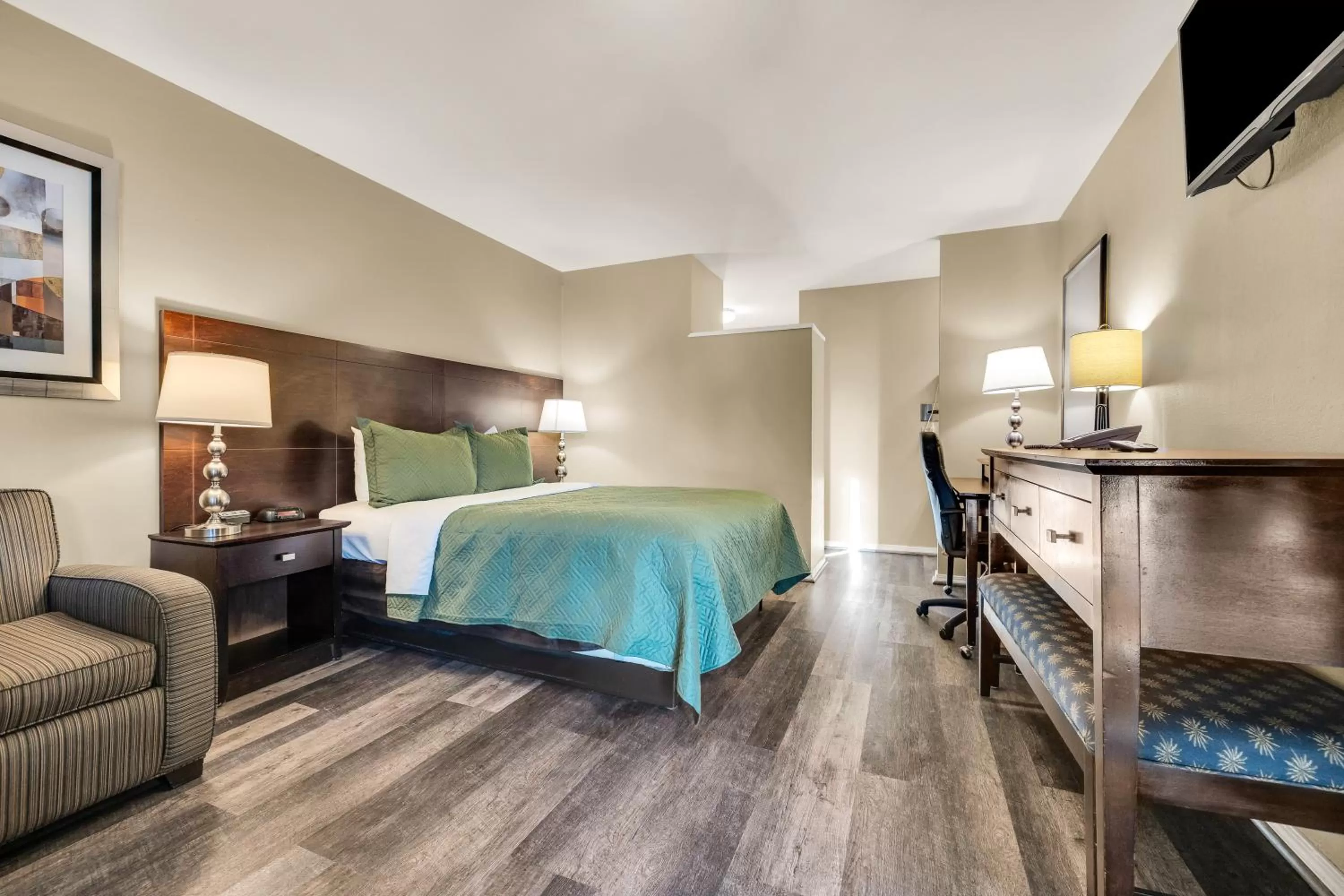 Bed in Quality Inn Monterey