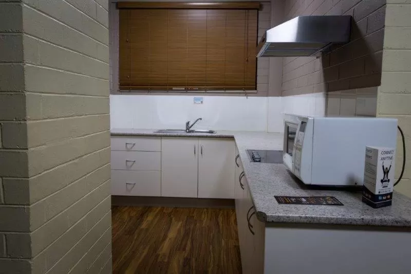 Kitchen or kitchenette, Kitchen/Kitchenette in Emerald Gardens Motel & Apartments