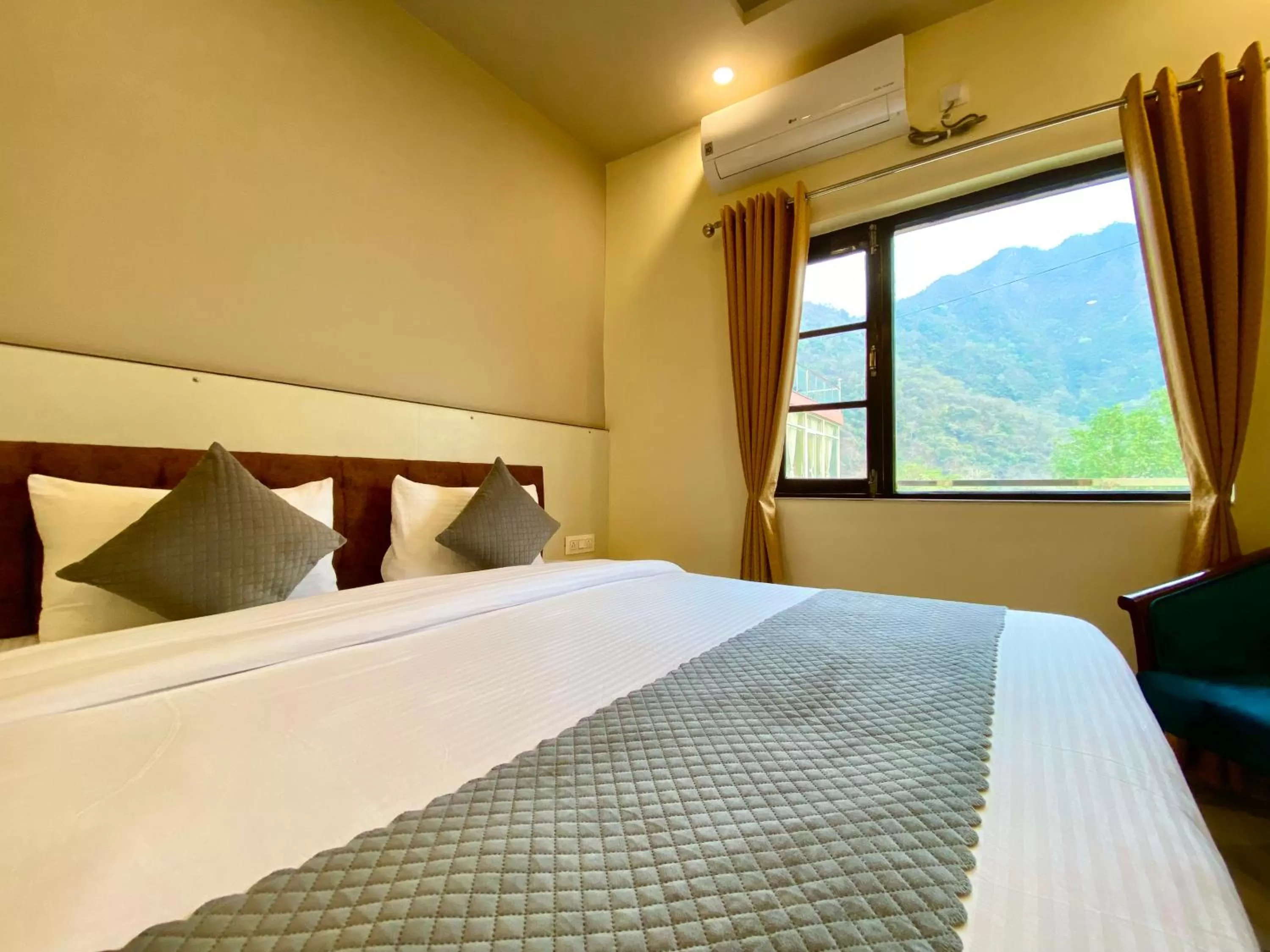 TV and multimedia, Bed in Tapovan New Residency - 5 minutes walk to Laxman jhula