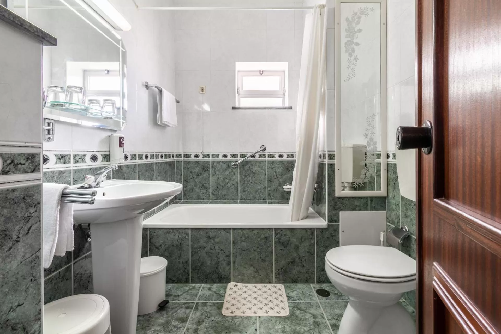 Bathroom in Hotel Colmeia