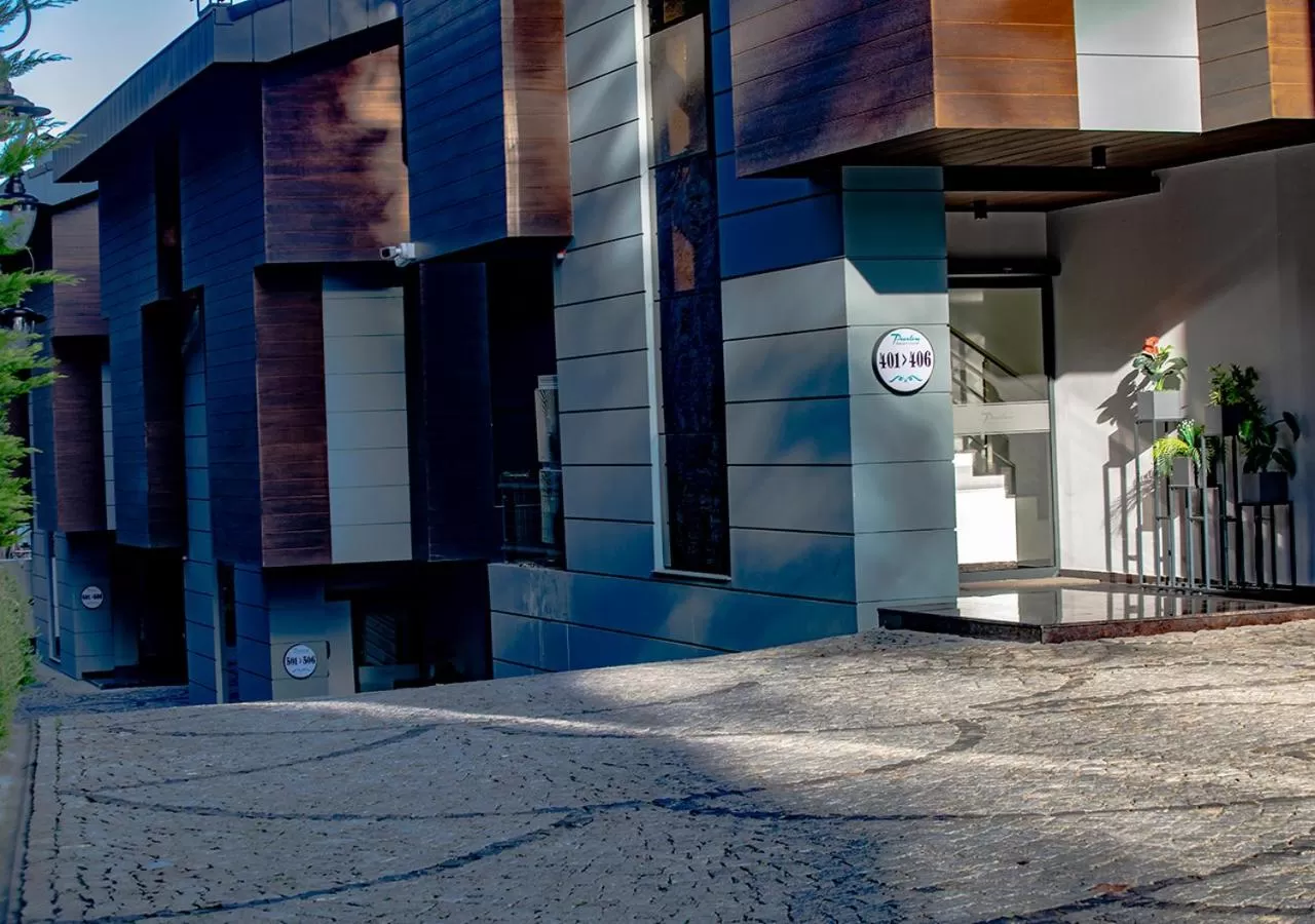 Property building in Peerless Villas Hotel