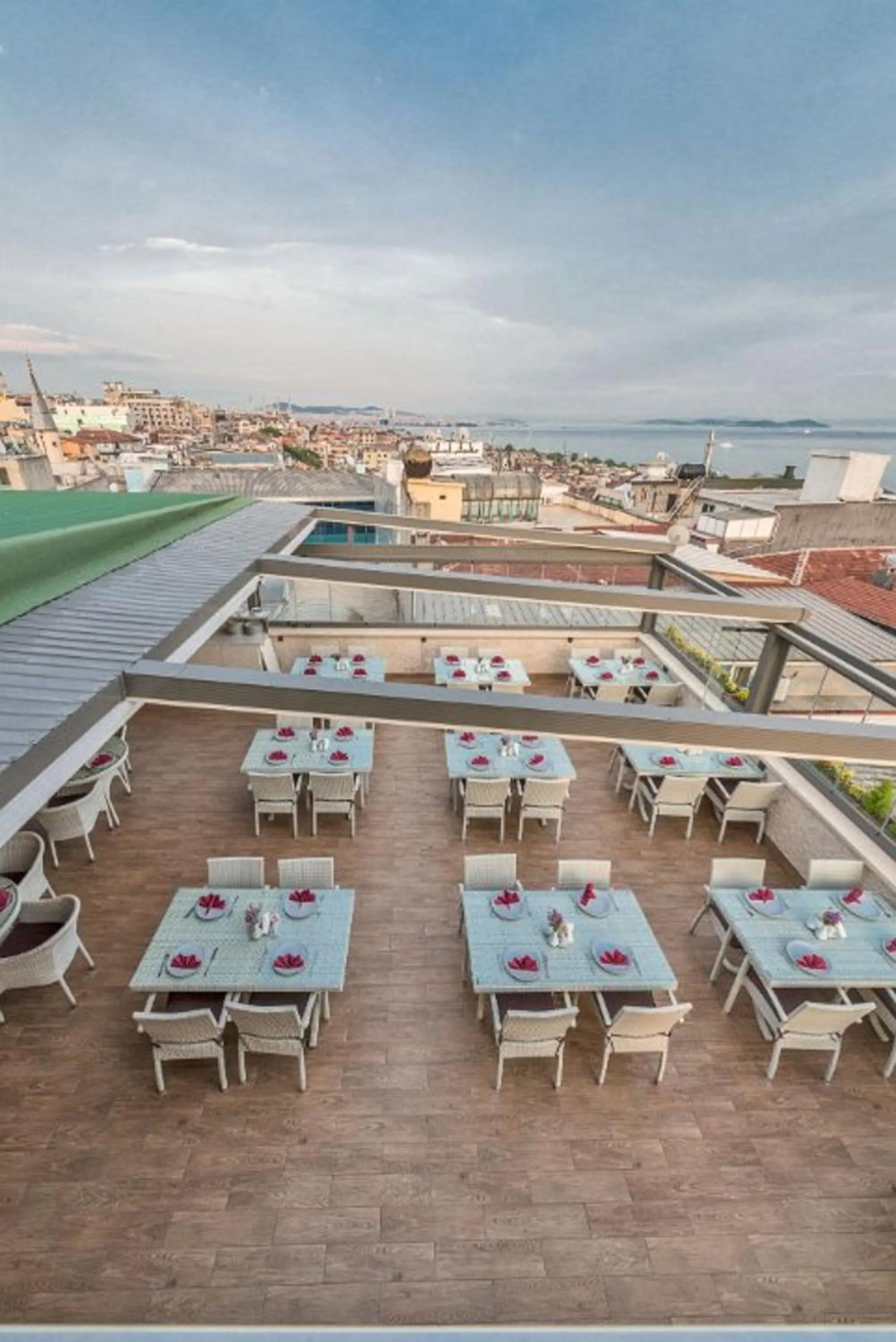 Restaurant/places to eat in Selenay Hotel