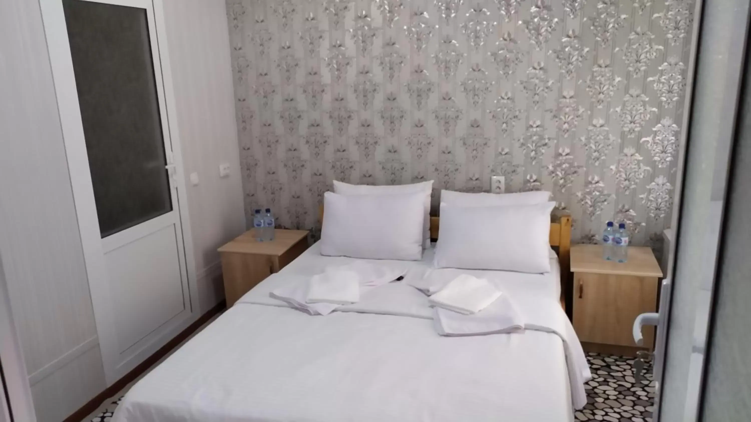 Deluxe Double Room in Alisher B&B Chorbog' Deluxe Double Room in Alisher B&B Chorbog'