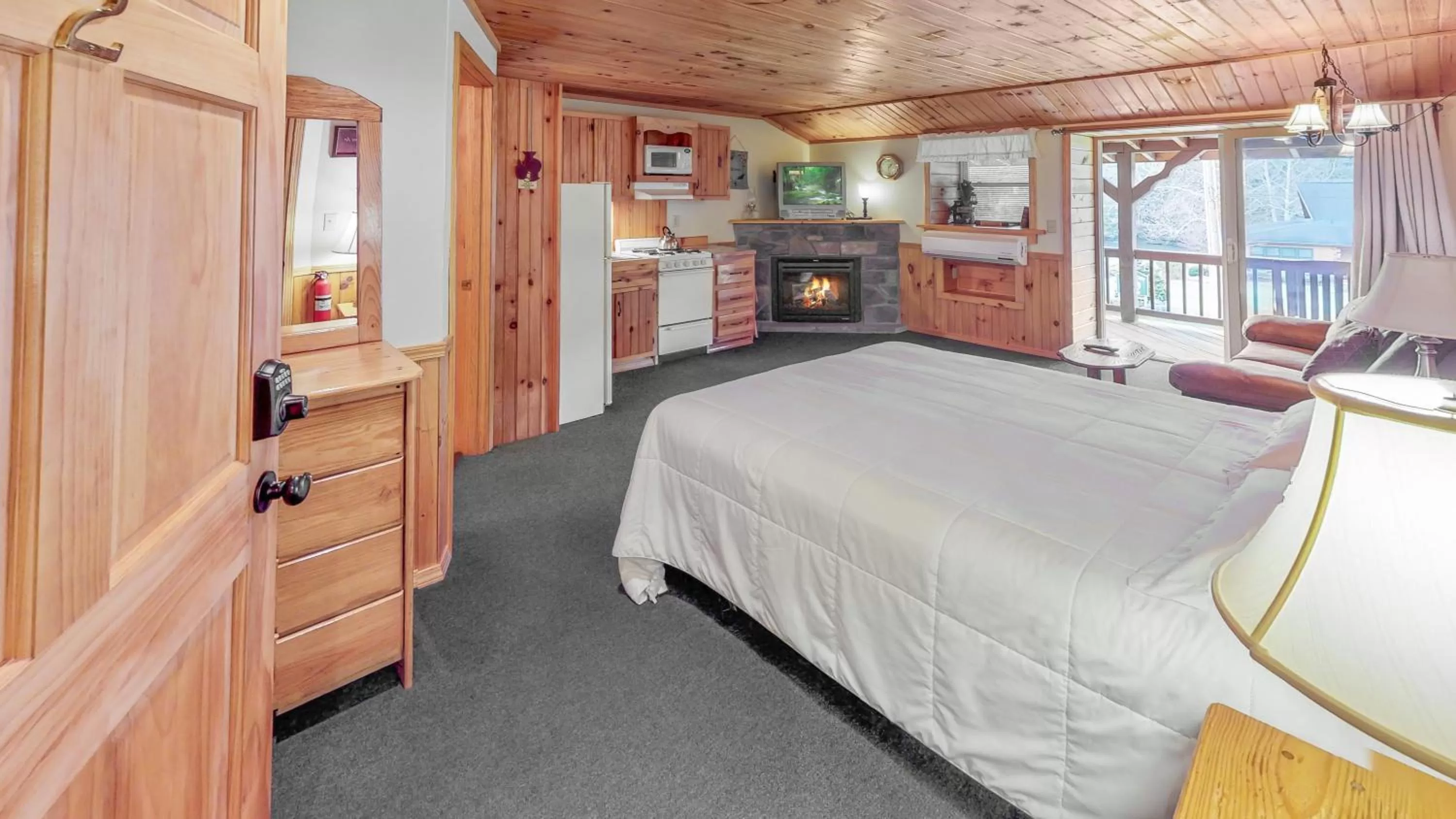 Photo of the whole room, Bed in Rough Cut Lodge