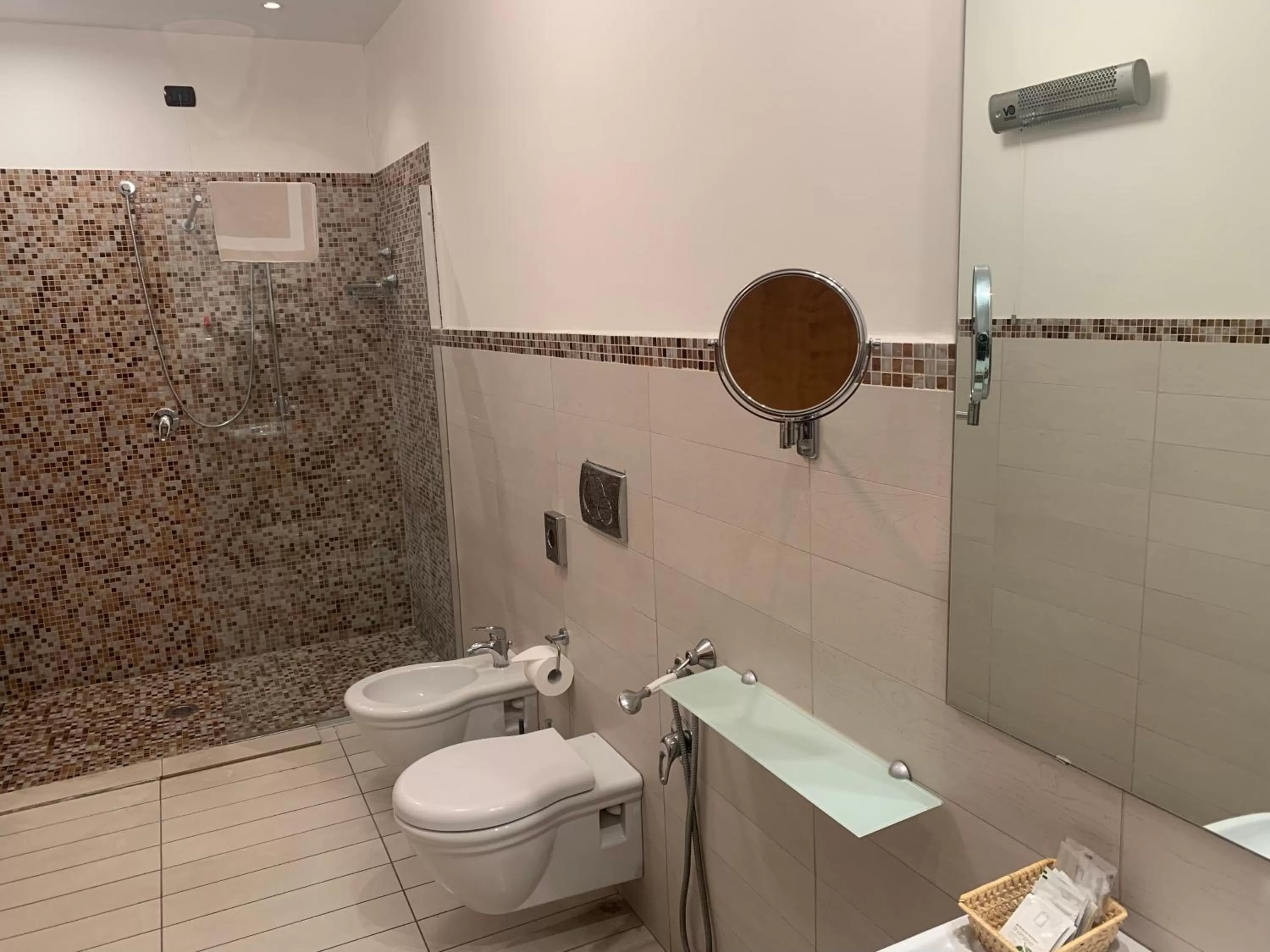 Shower in Le Stanze Del Vicerè Boutique Hotel