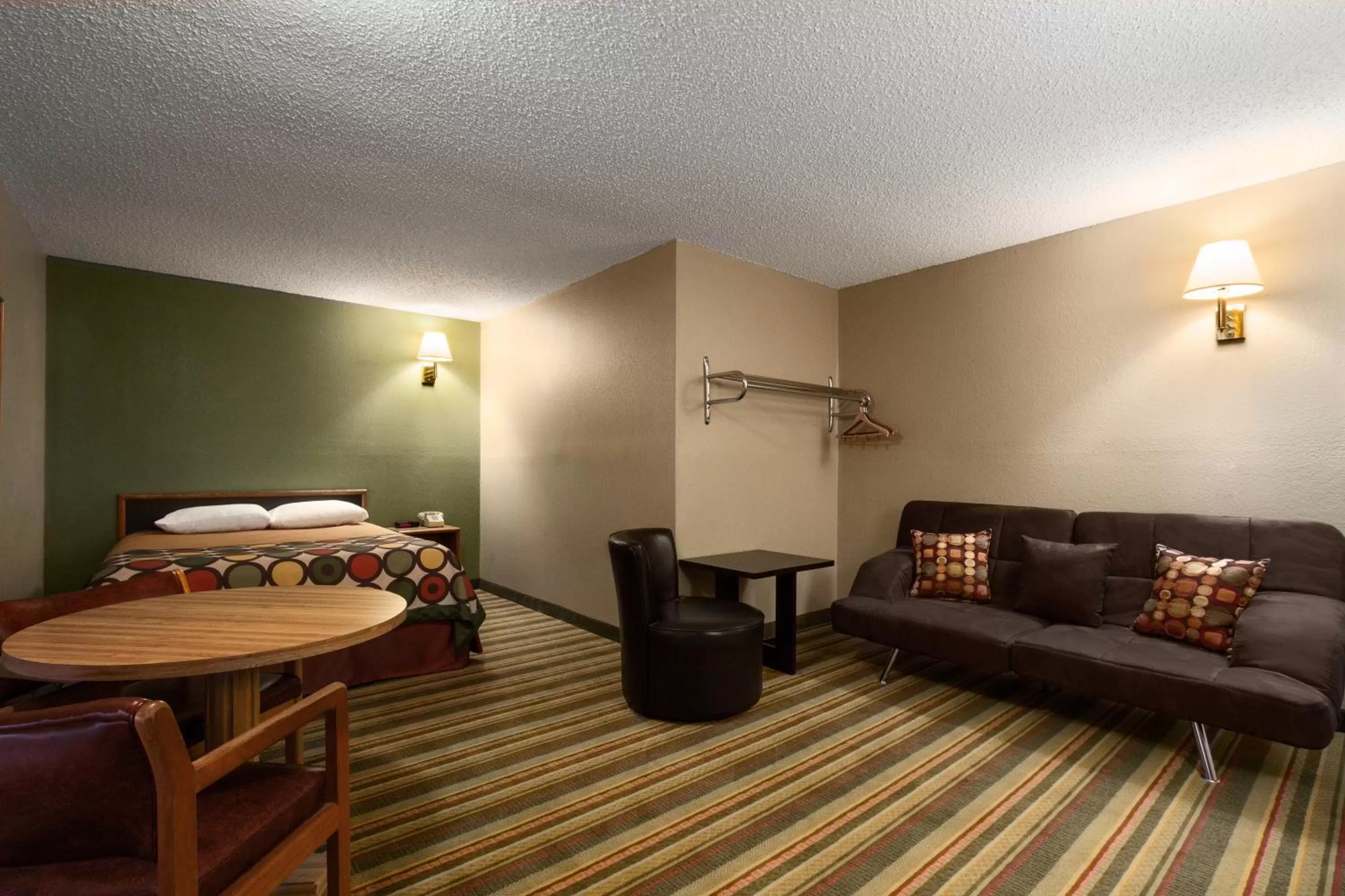 Photo of the whole room in Super 8 by Wyndham Blackwell