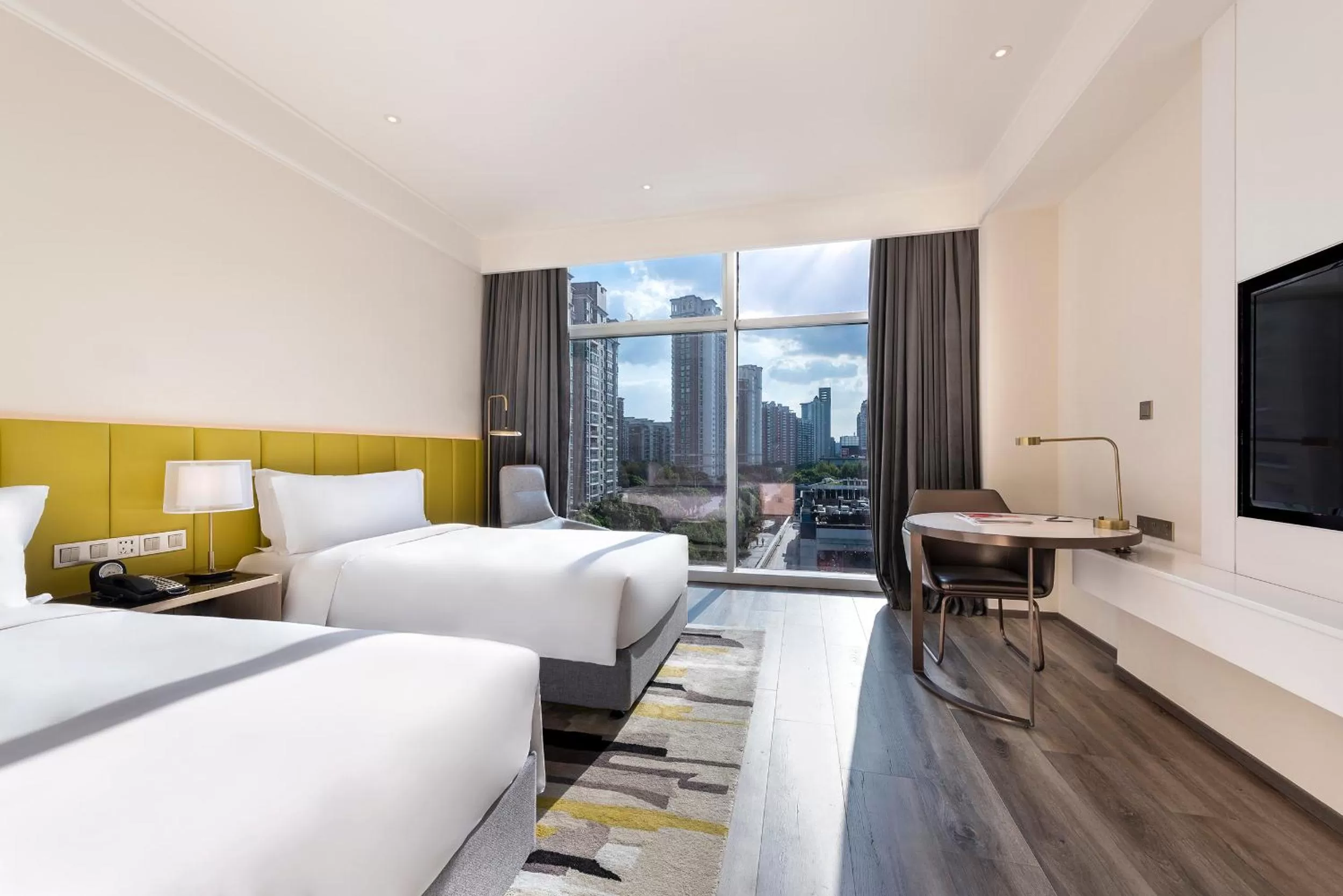 Photo of the whole room, Bed in Grand Mercure Shanghai Century Park