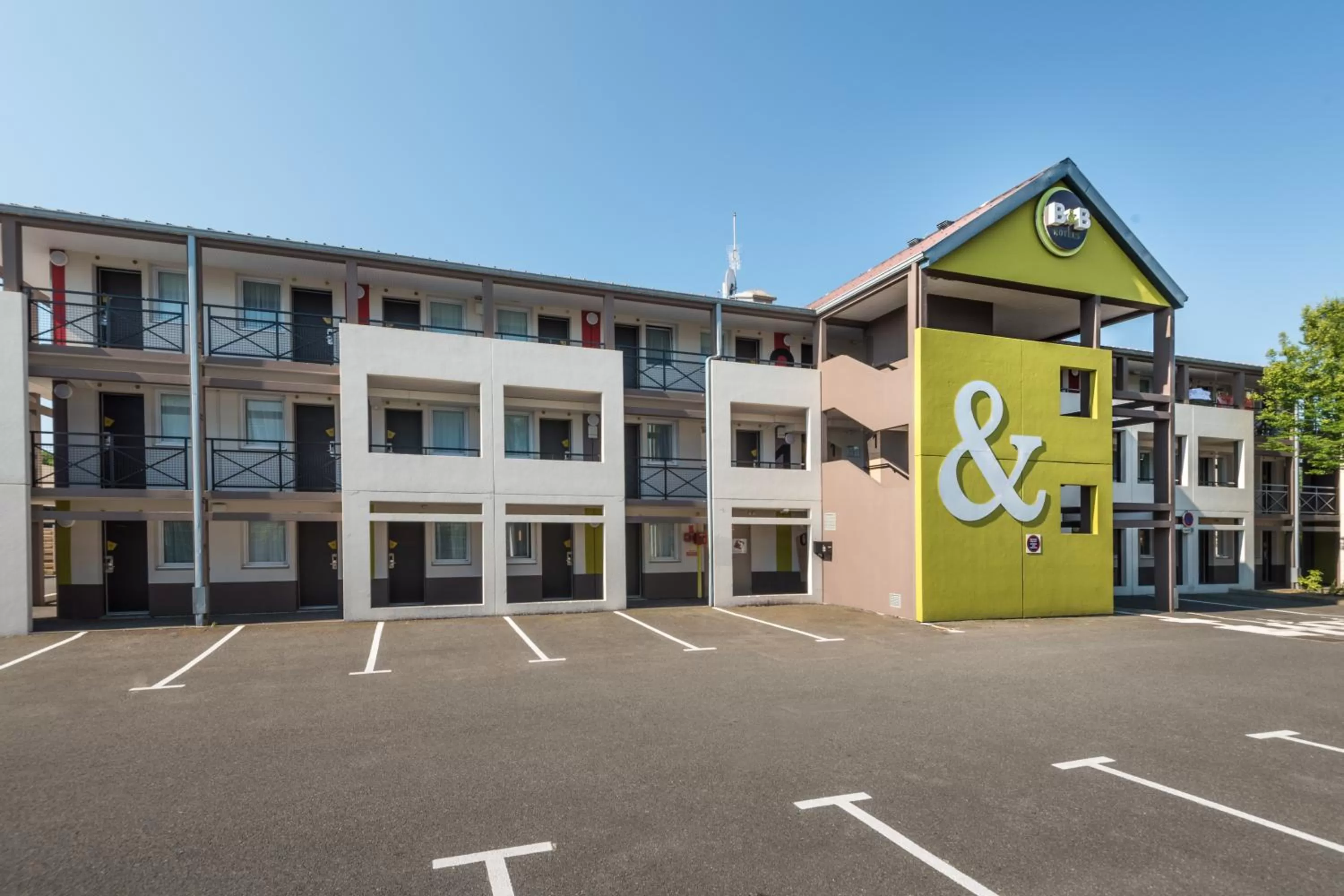 Facade/entrance in B&B HOTEL Saint-Nazaire Trignac