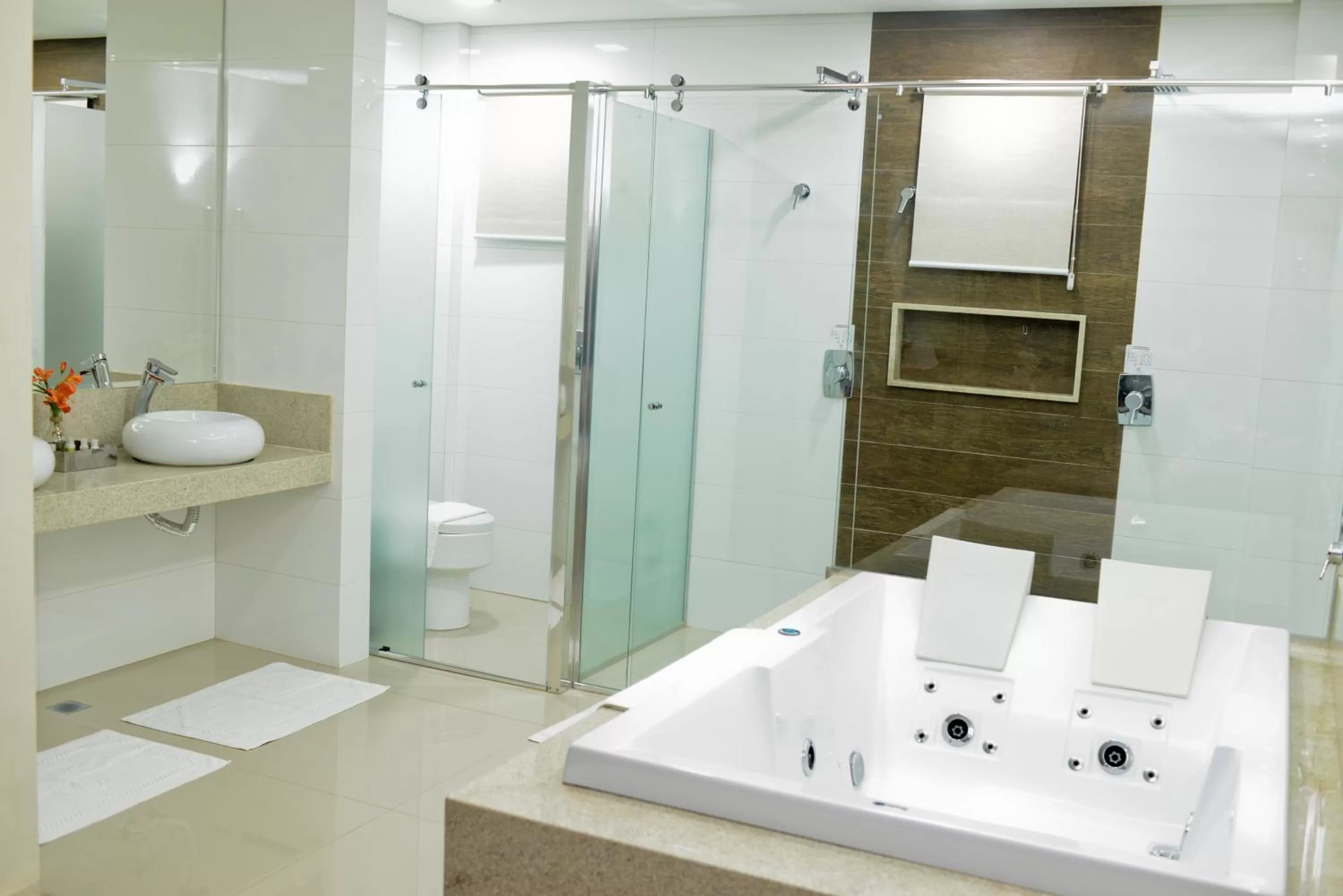 Hot Tub, Bathroom in Hotel Mohave