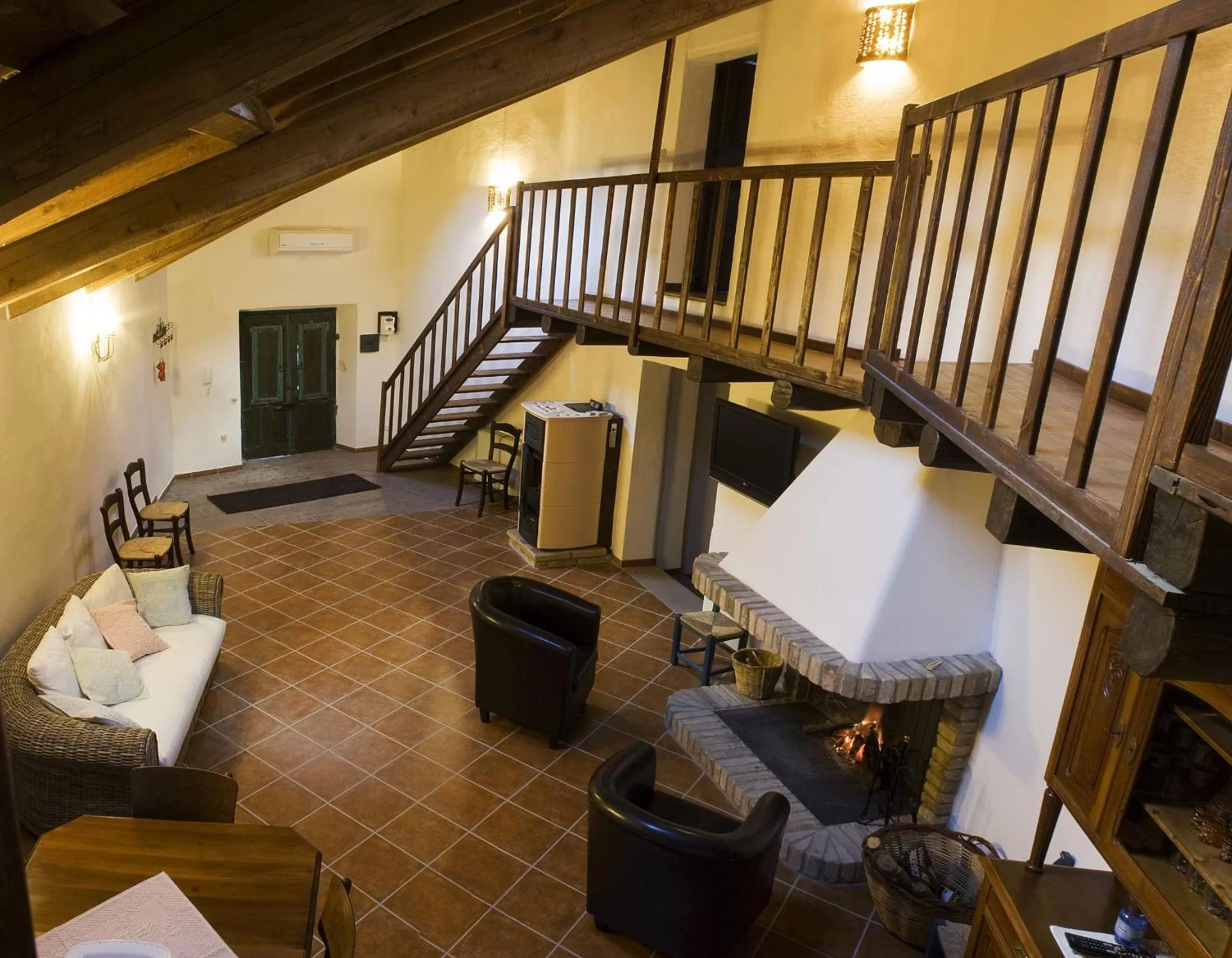 Communal lounge/ TV room in B&B Charme Sa Pardina