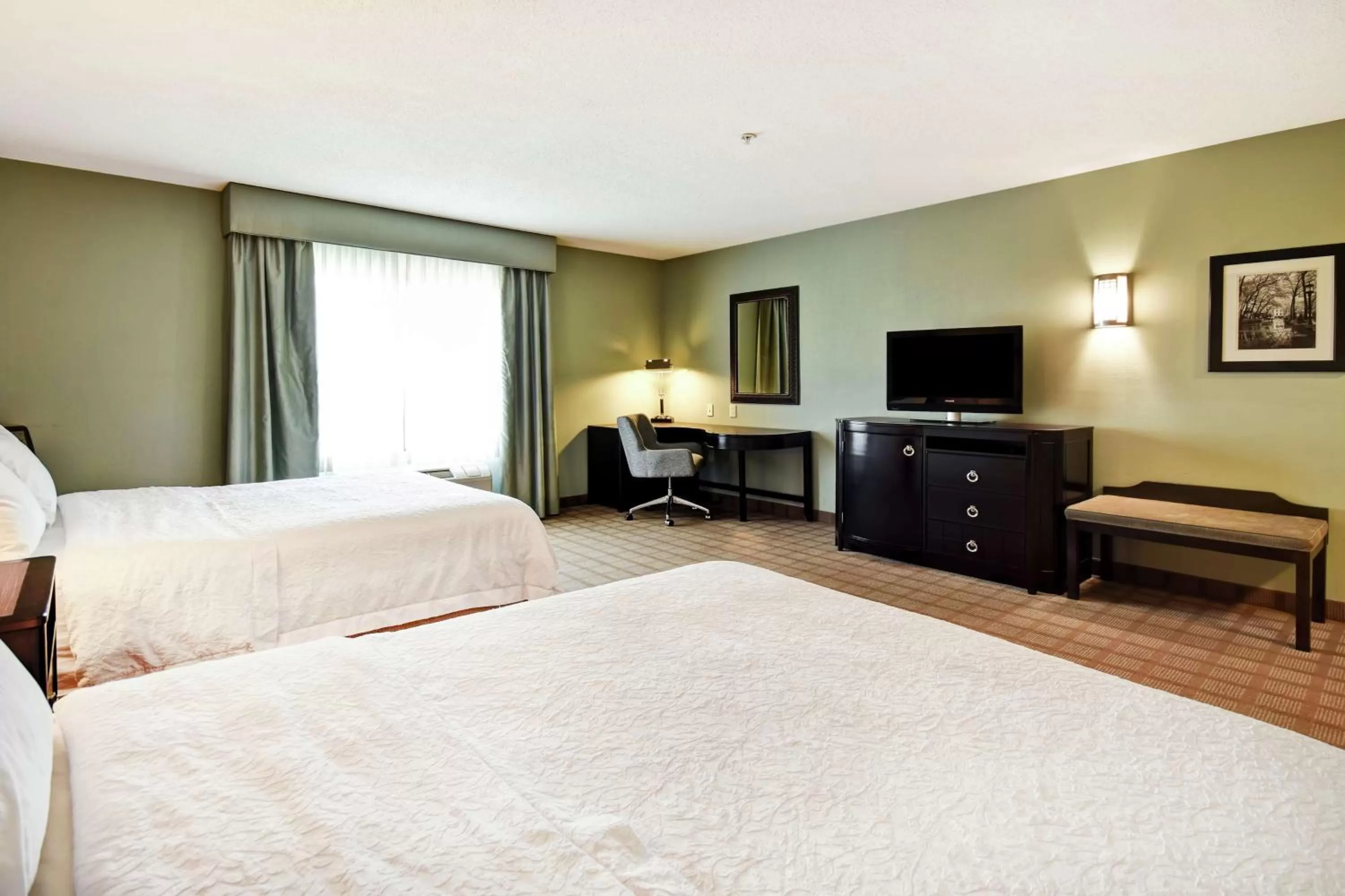 Bedroom, Bed in Hampton Inn & Suites Detroit-Canton