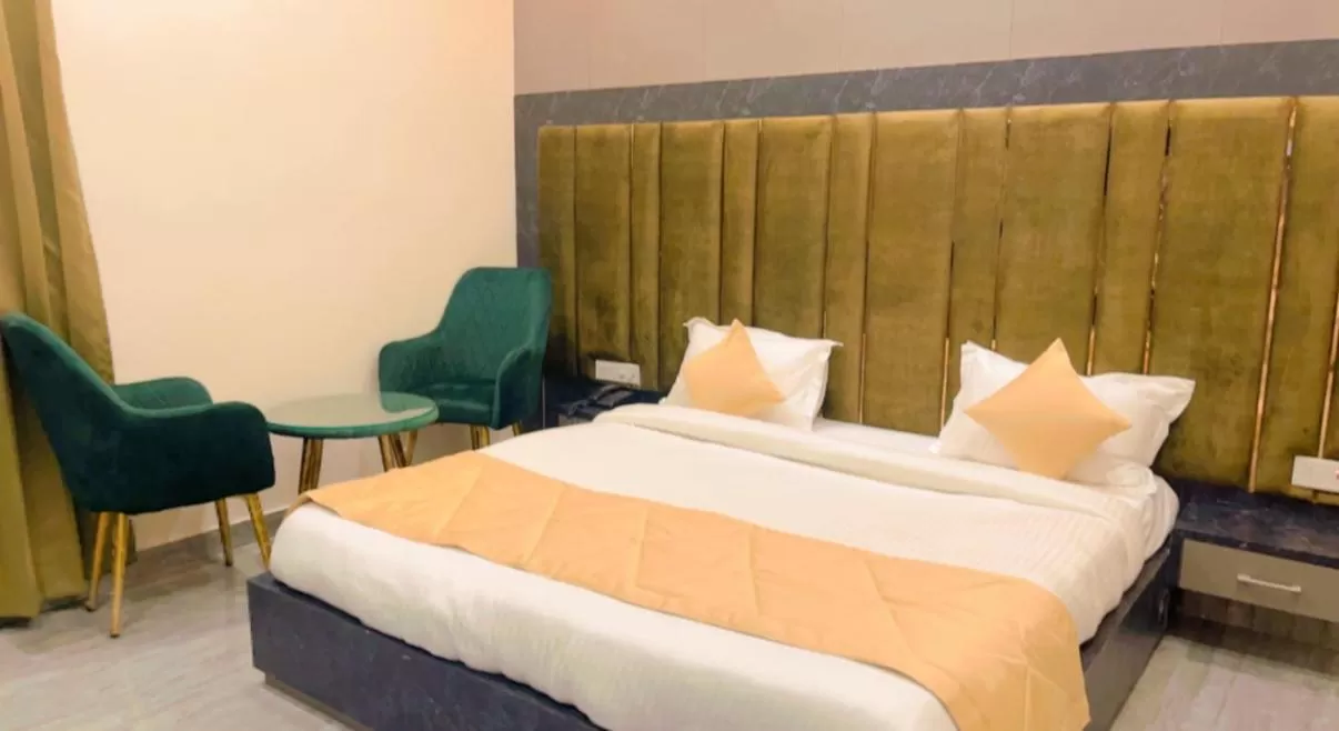 Photo of the whole room, Bed in City View With Garden -5 Mins Walk From GOLDEN TEMPLE