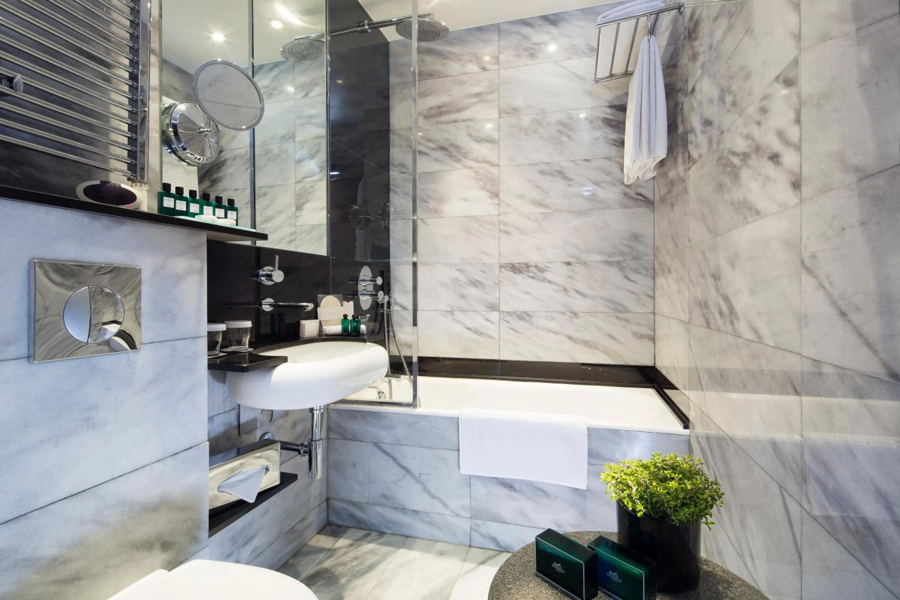 Bathroom in Hotel Lumen Paris Louvre