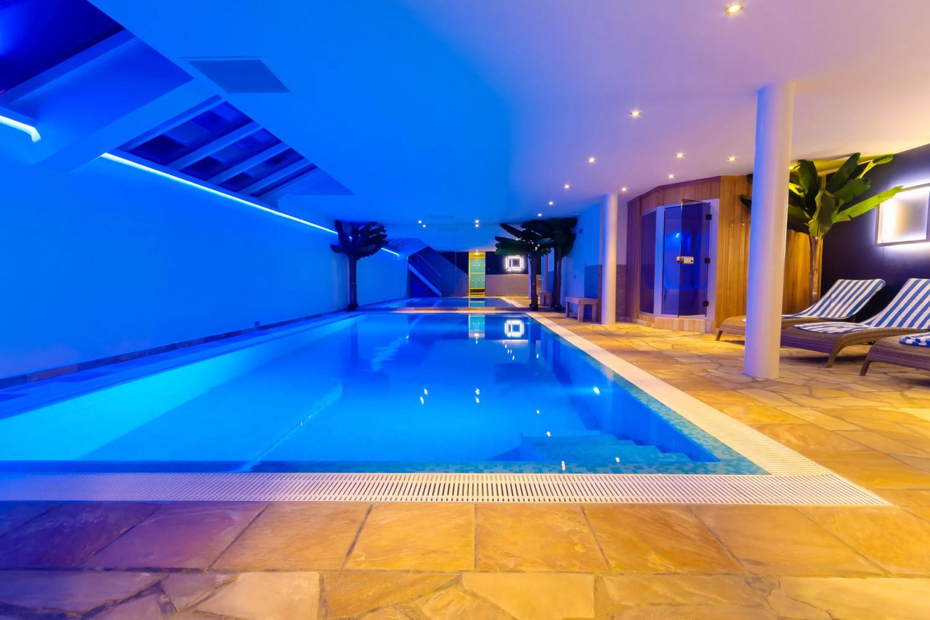 Swimming Pool in Hotel Pracha