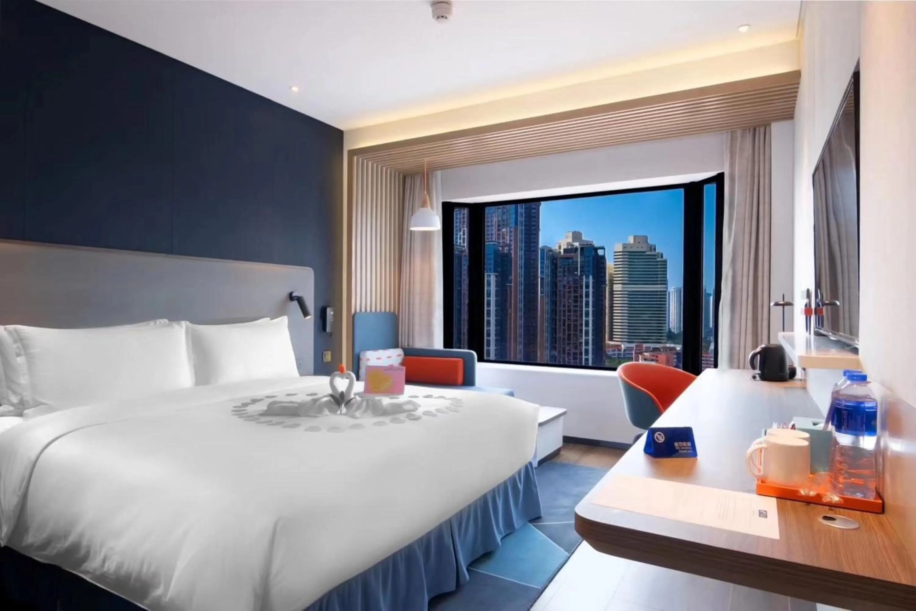 Photo of the whole room, Bed in Holiday Inn Express - Wuhan Optical Valley by IHG