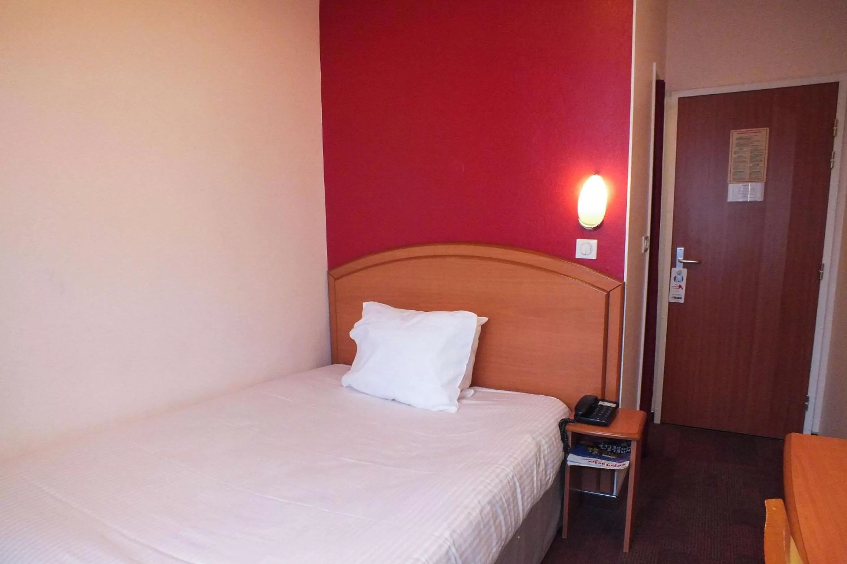 Photo of the whole room, Bed in Hotel Cecil Metz Gare