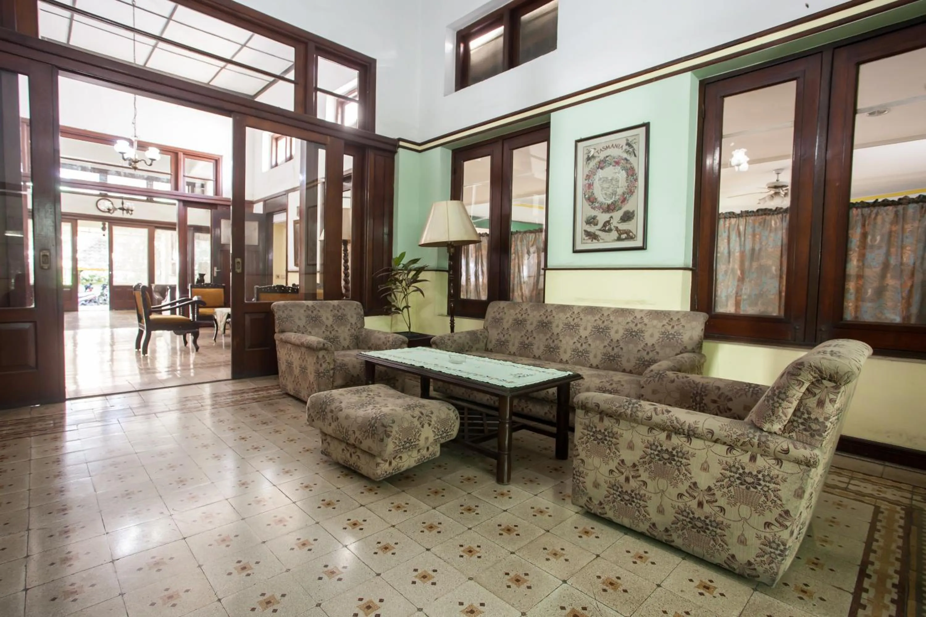 Communal lounge/ TV room in RedDoorz near Balai Kota Malang