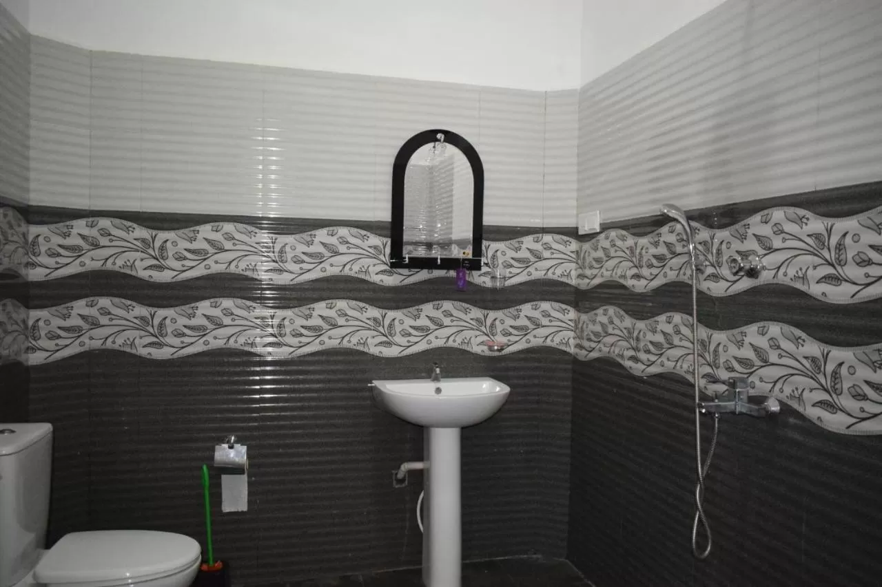 Bathroom in Hotel Theevanni Inn