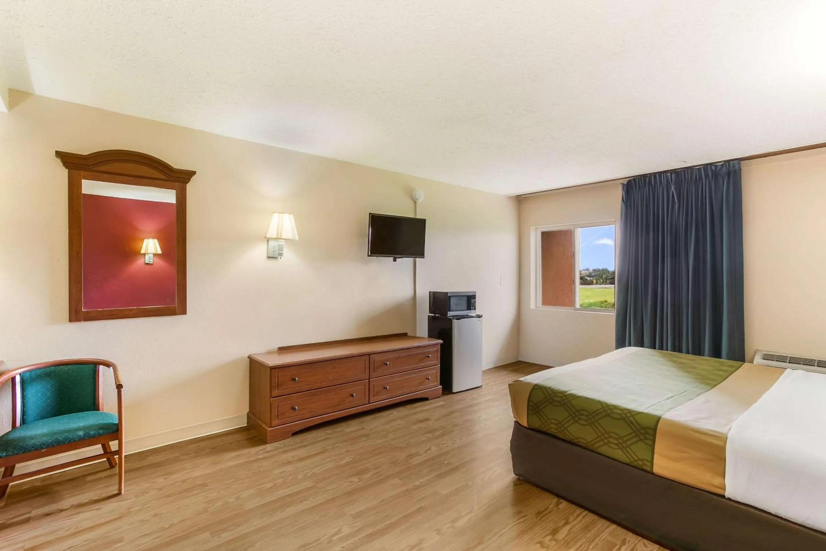 Photo of the whole room, Bed in Inn at York