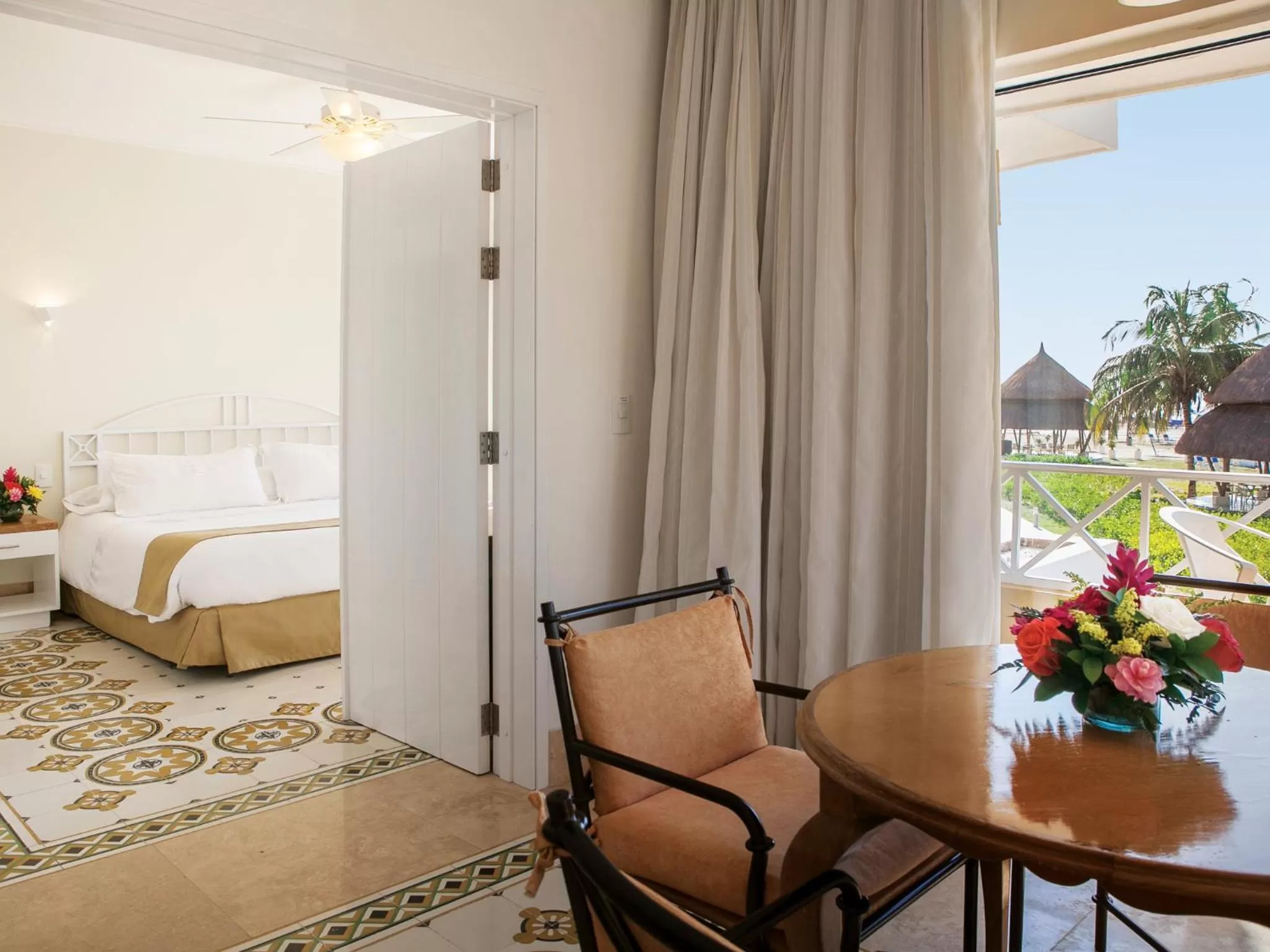 Balcony/Terrace, Bed in Hotel Las Americas Casa de Playa