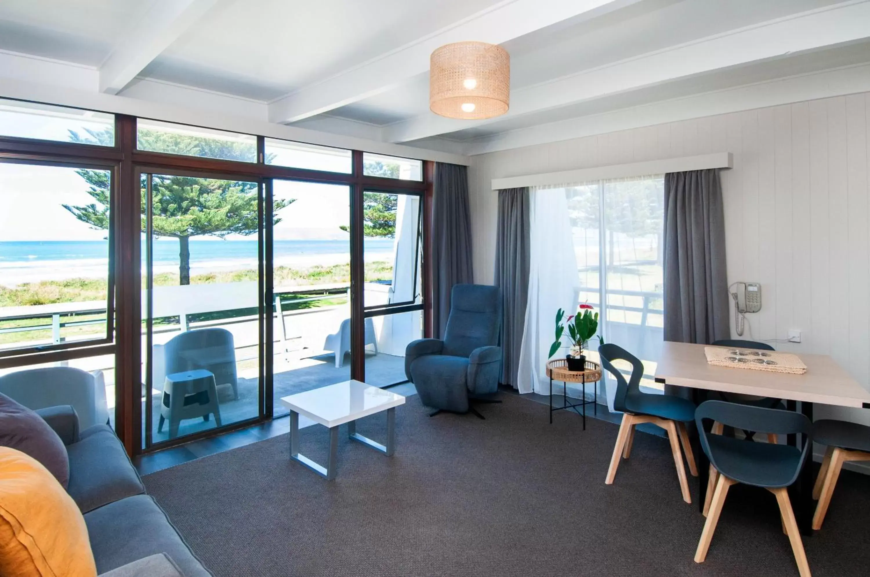 Whispering Sands Beachfront Motel Whispering Sands Beachfront Motel