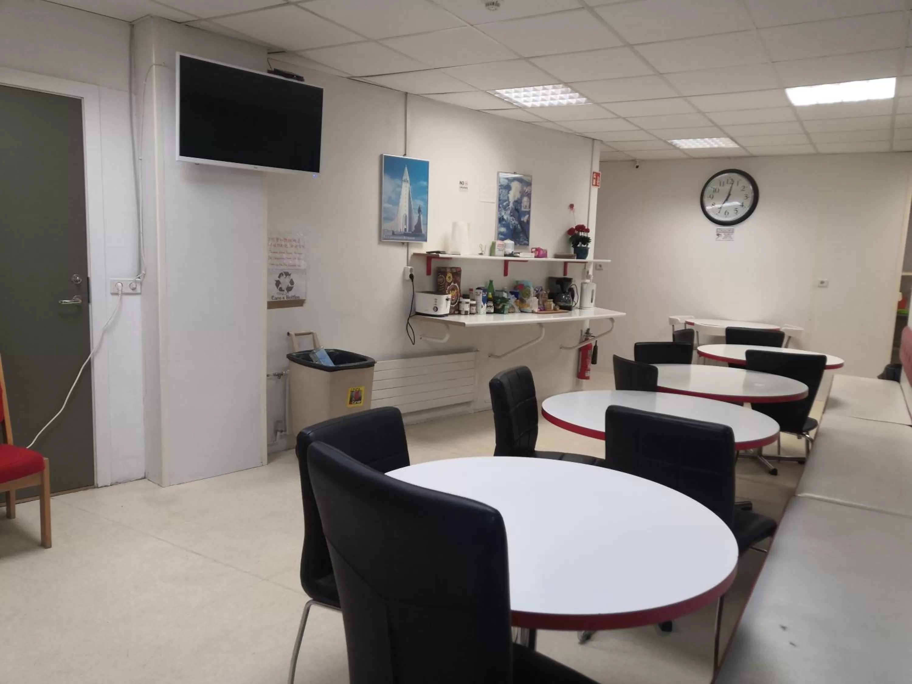 Communal lounge/ TV room in 101 Guesthouse Hotel