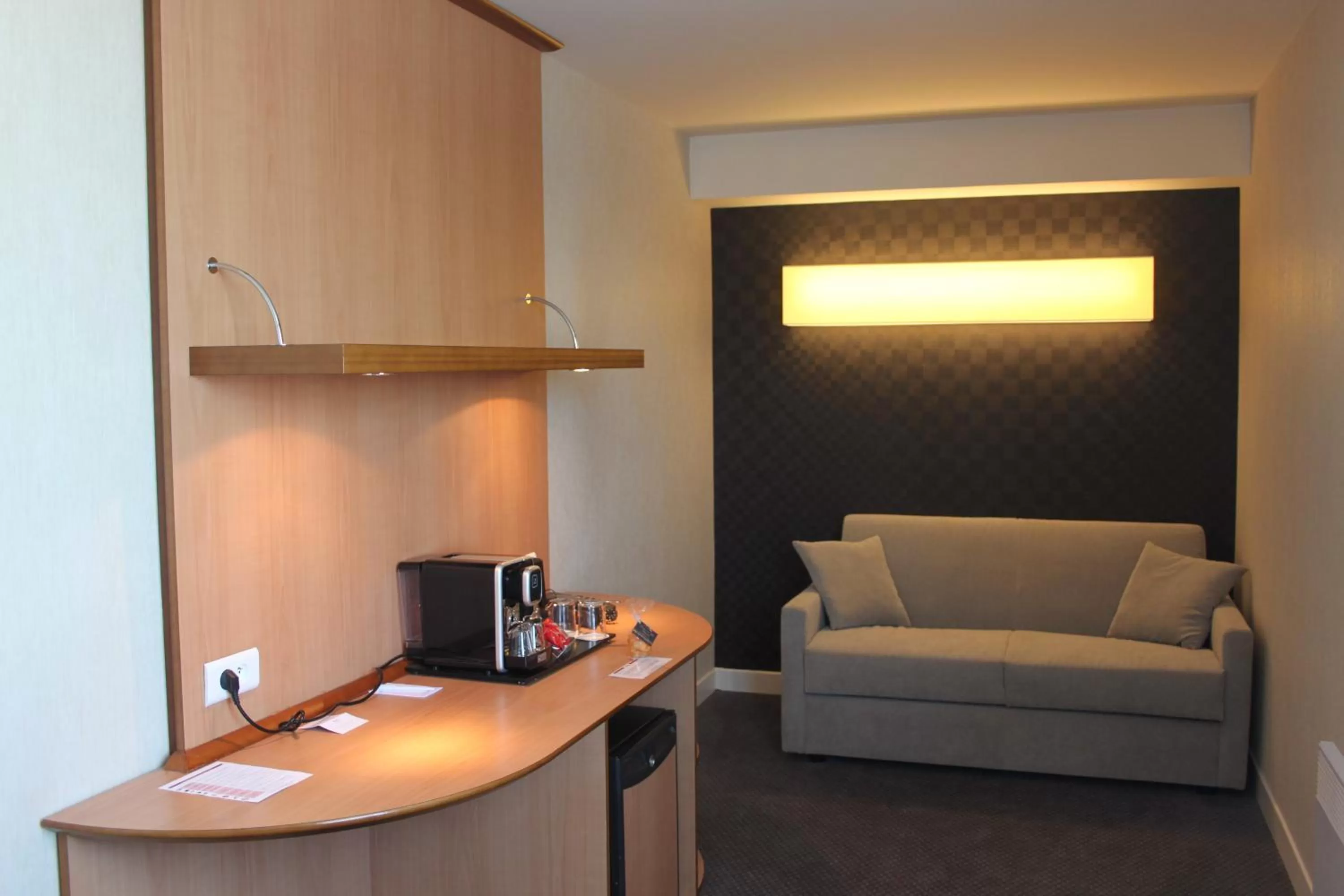 Living room in Best Western Plus Paris Saclay