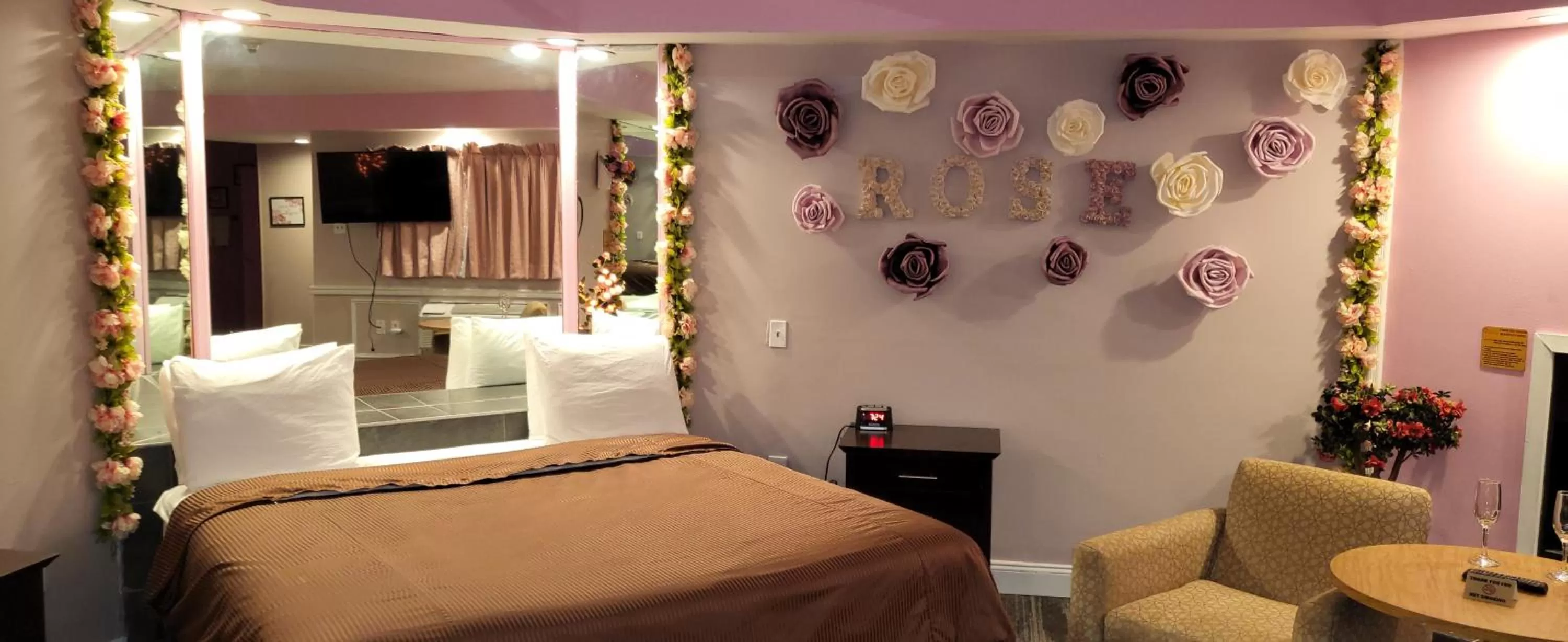 Living room, Bed in Inn of the Dove Harrisburg-Hershey Romantic Suites