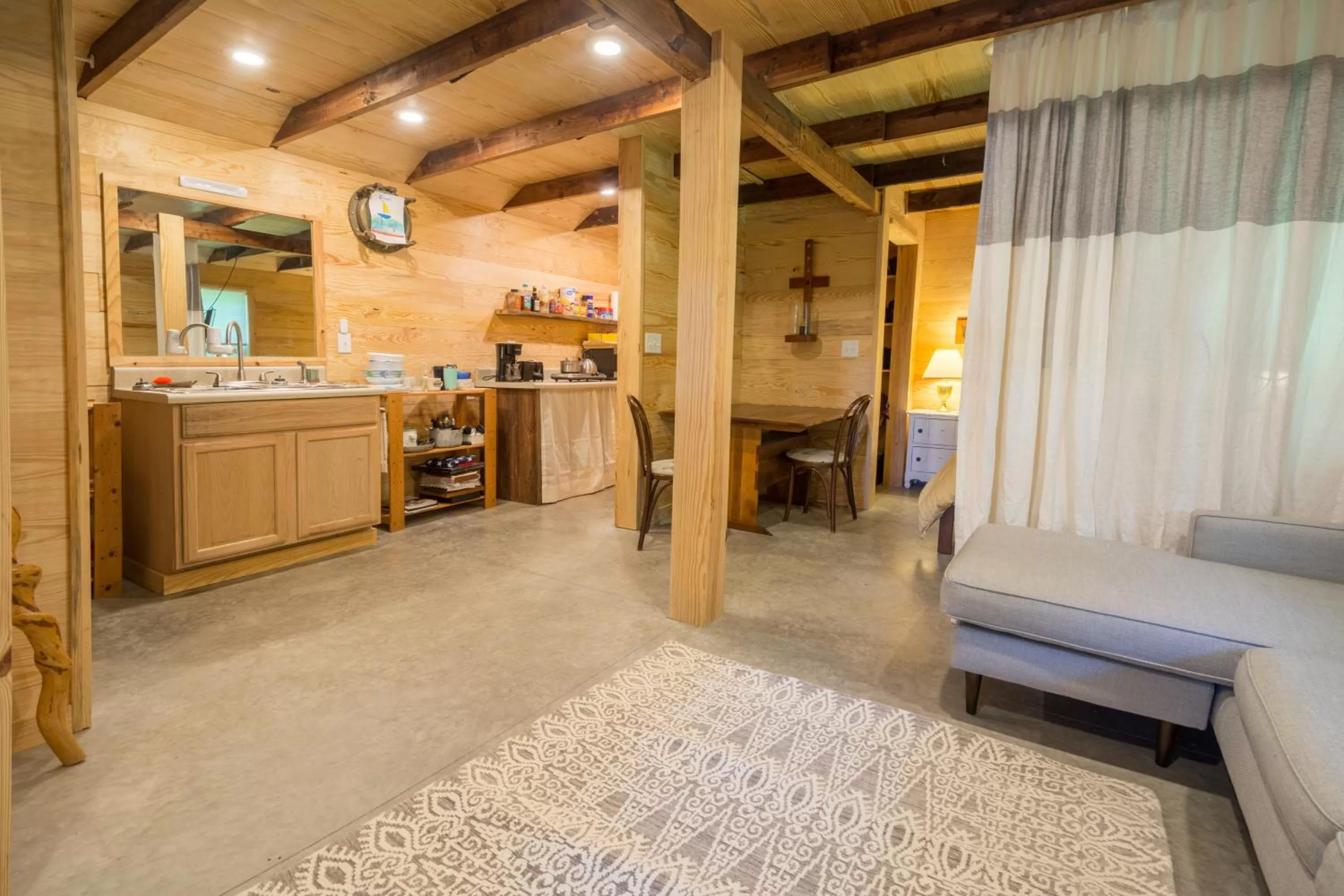 Bed in The Dailey Renewal Retreat B & B