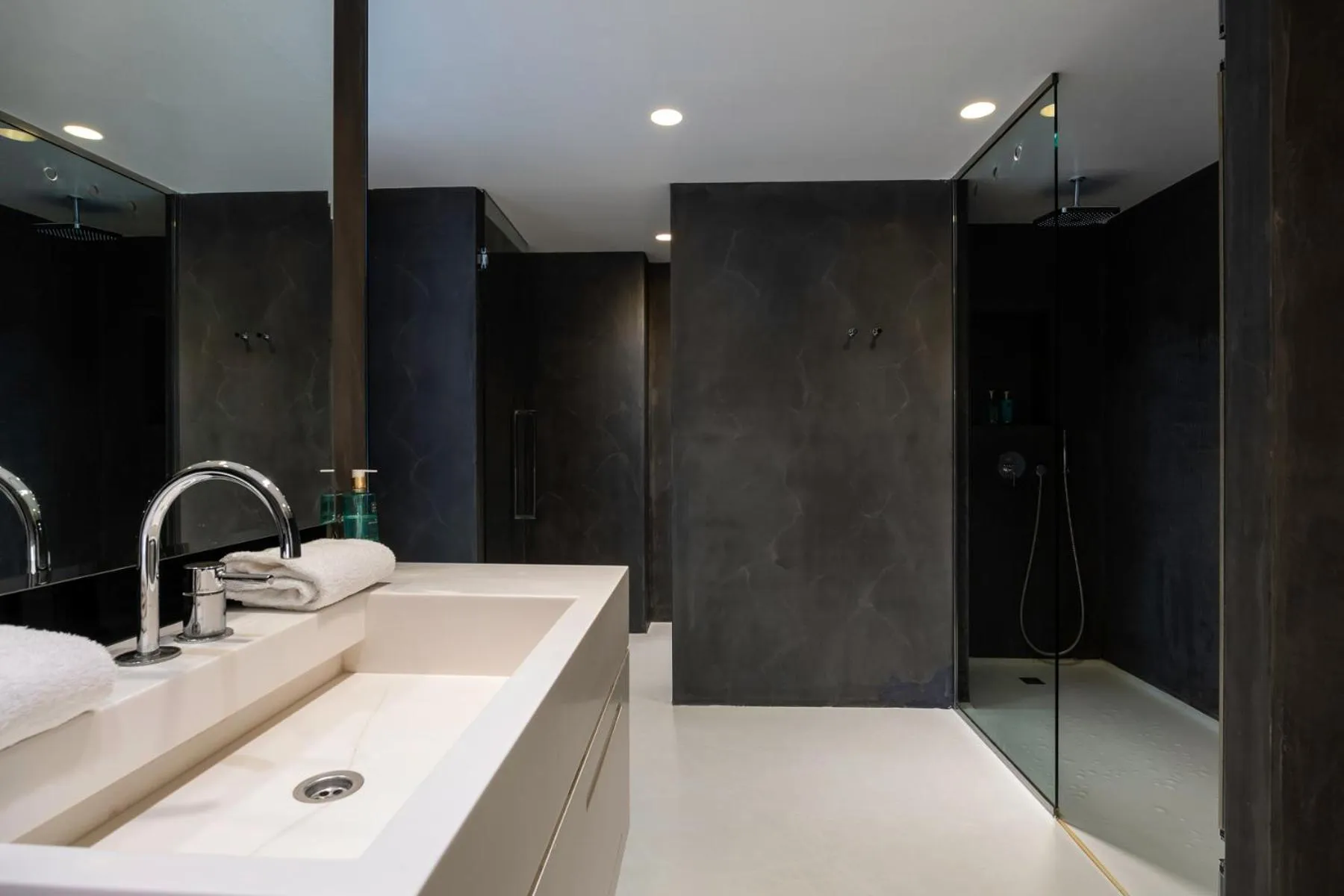 Shower in B-aparthotel Regent