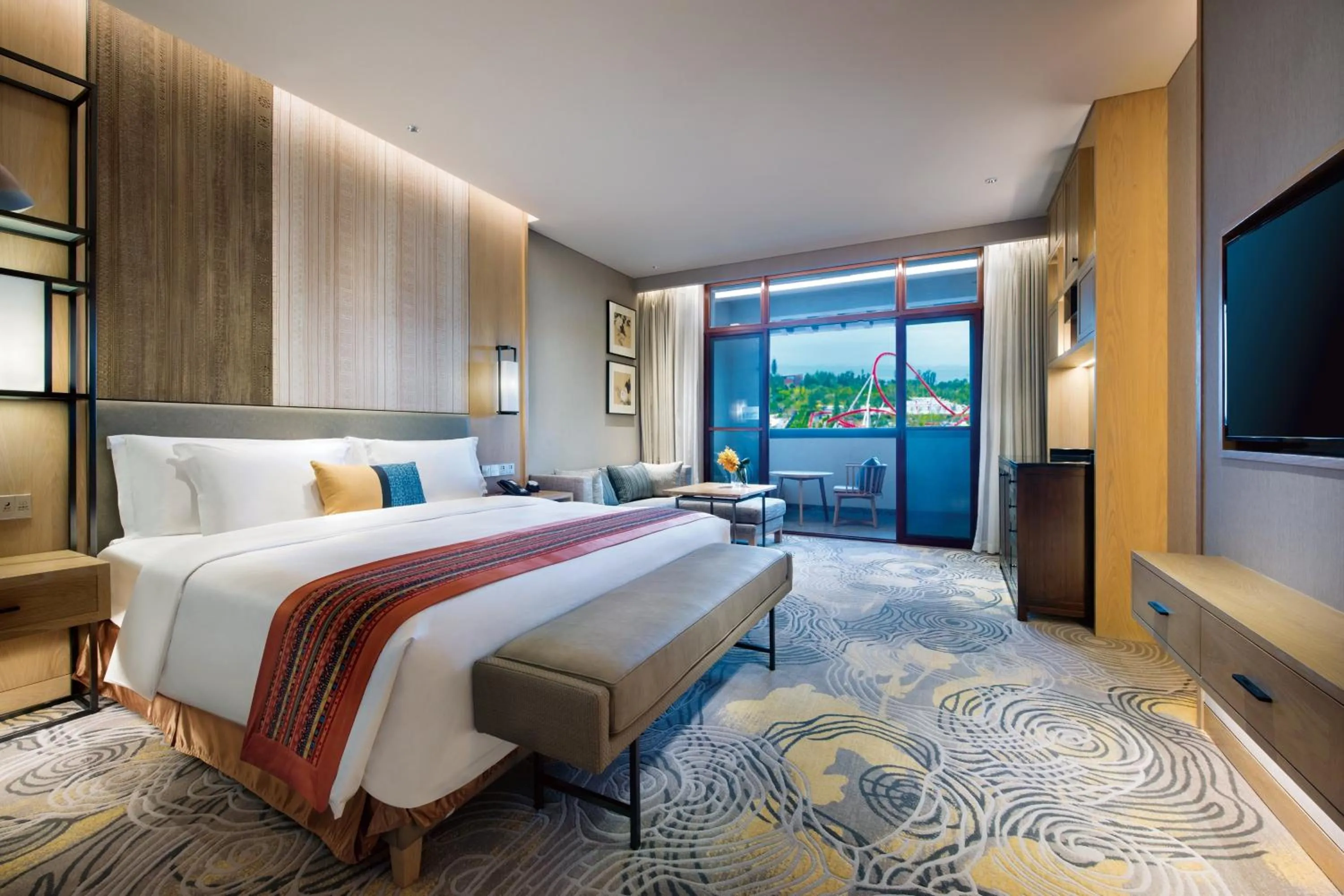 Photo of the whole room, Bed in Crowne Plaza - Kunming Ancient Dian Town by IHG