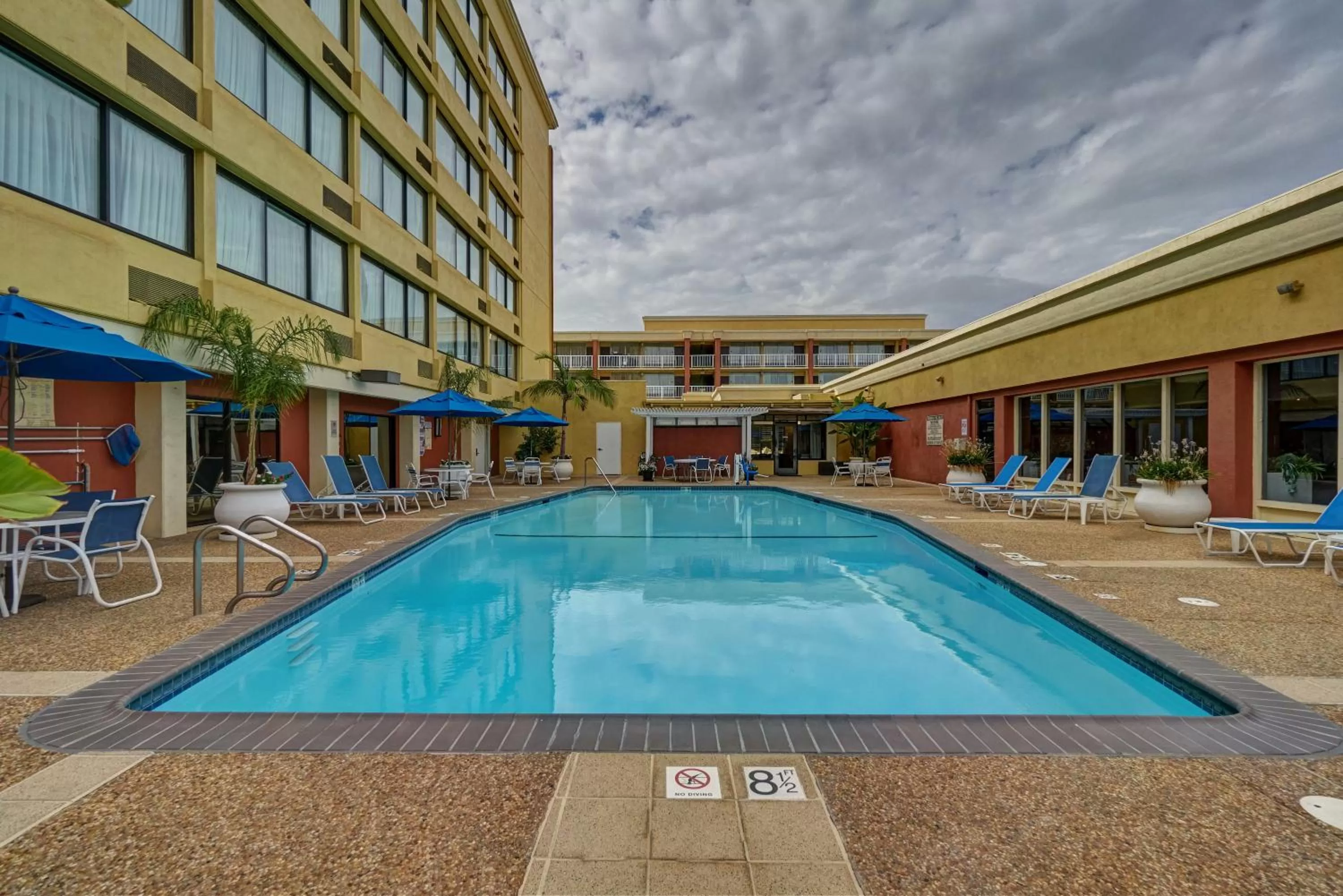 Swimming pool in Clarion Hotel Concord-Walnut Creek