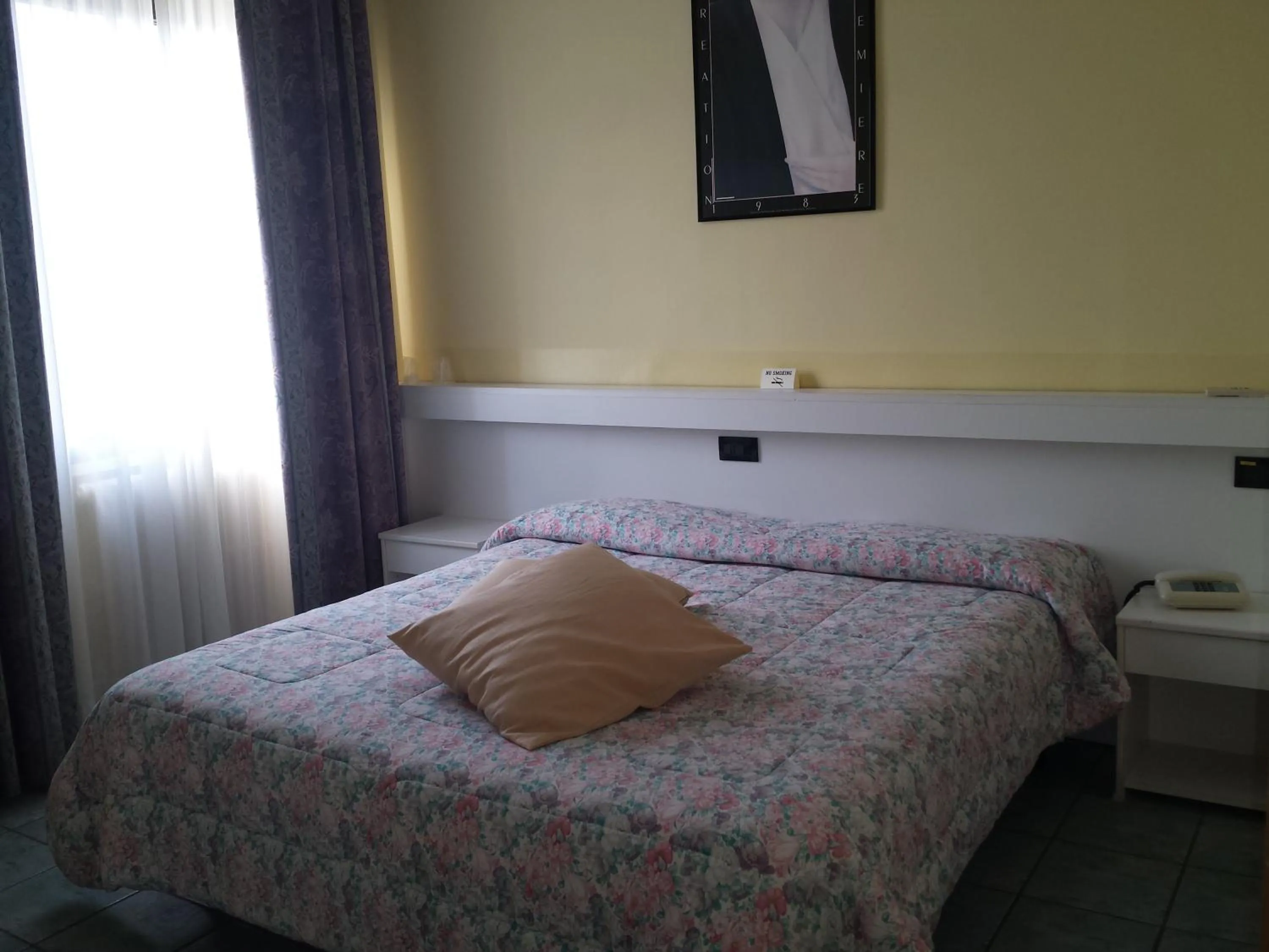 Bed in Hotel Stazione sul lago di Iseo