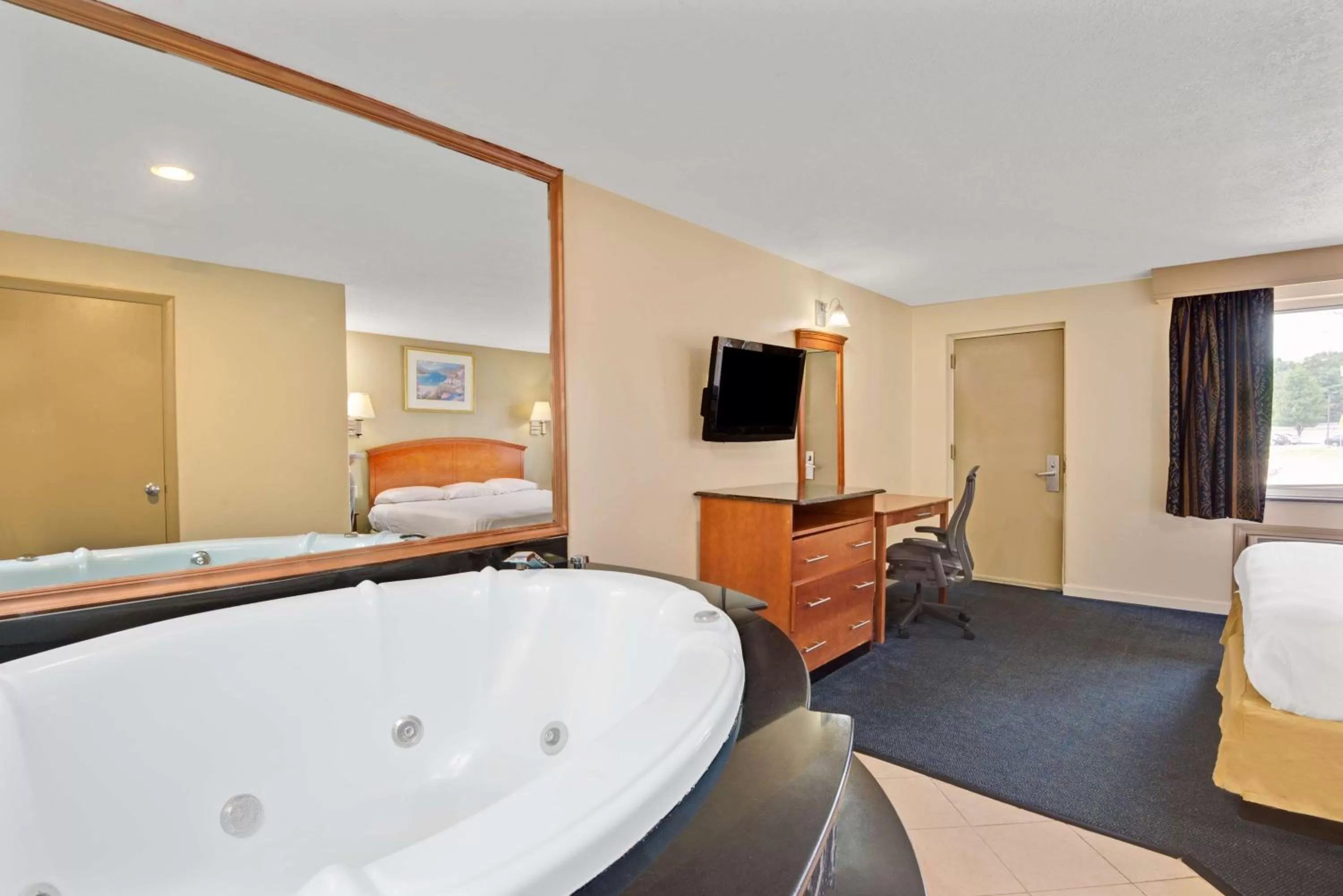 Studio Suite with a King Bed, Non-Smoking in Super 8 by Wyndham Milford/New Haven