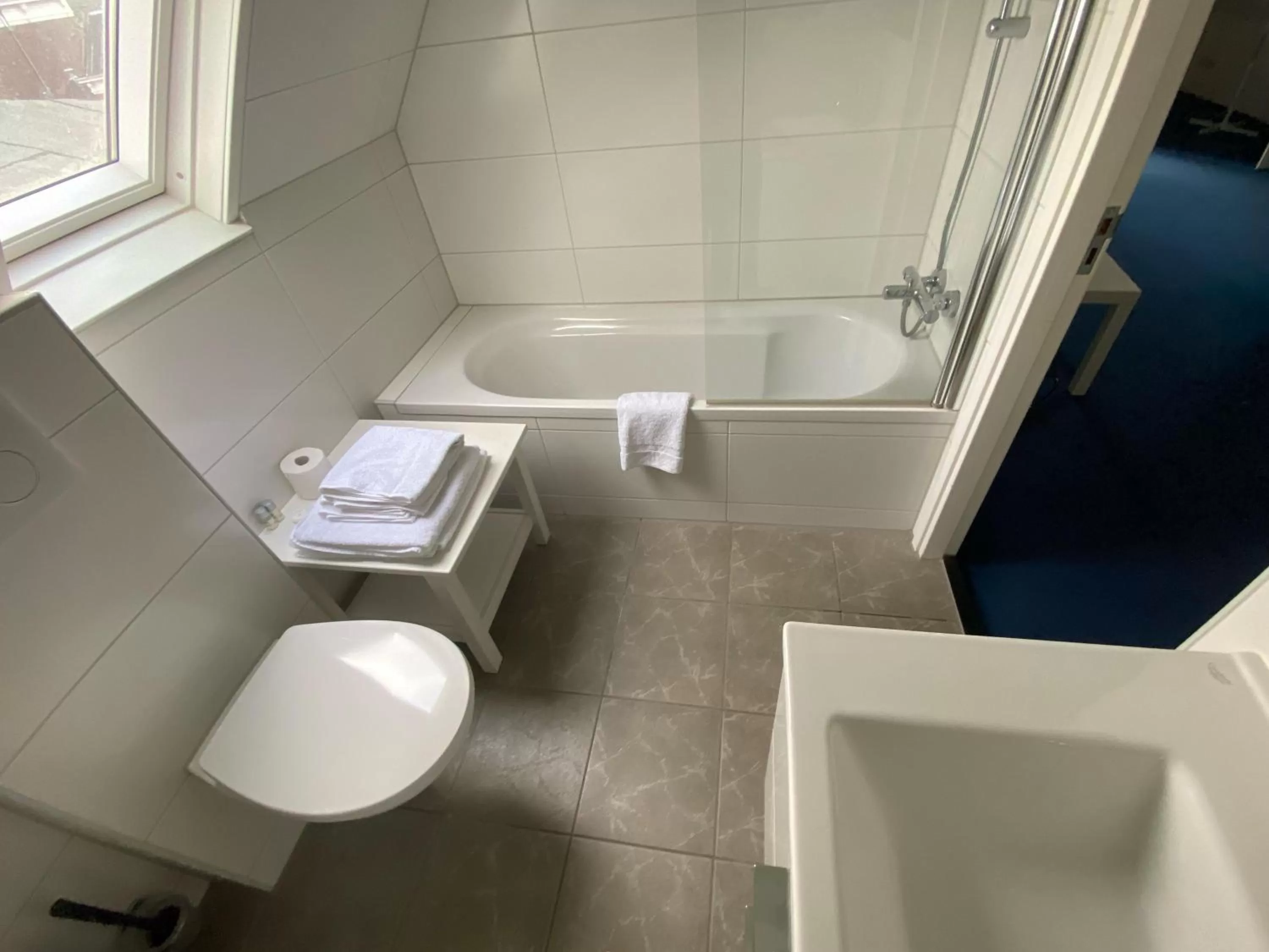 Bathroom in Hotel Bridges House - Delft City Centre