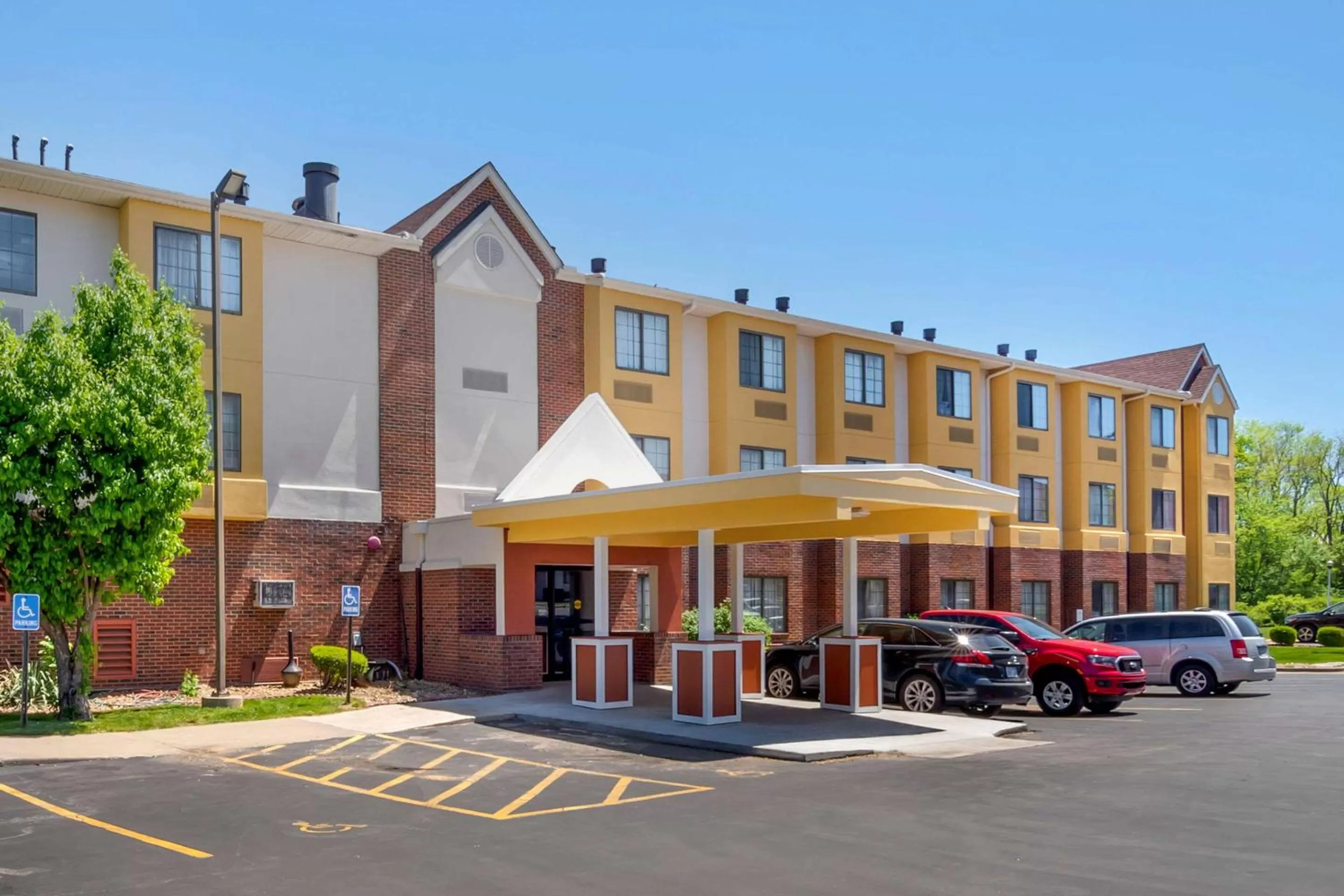 Property building in Quality Inn Overland Park Kansas City