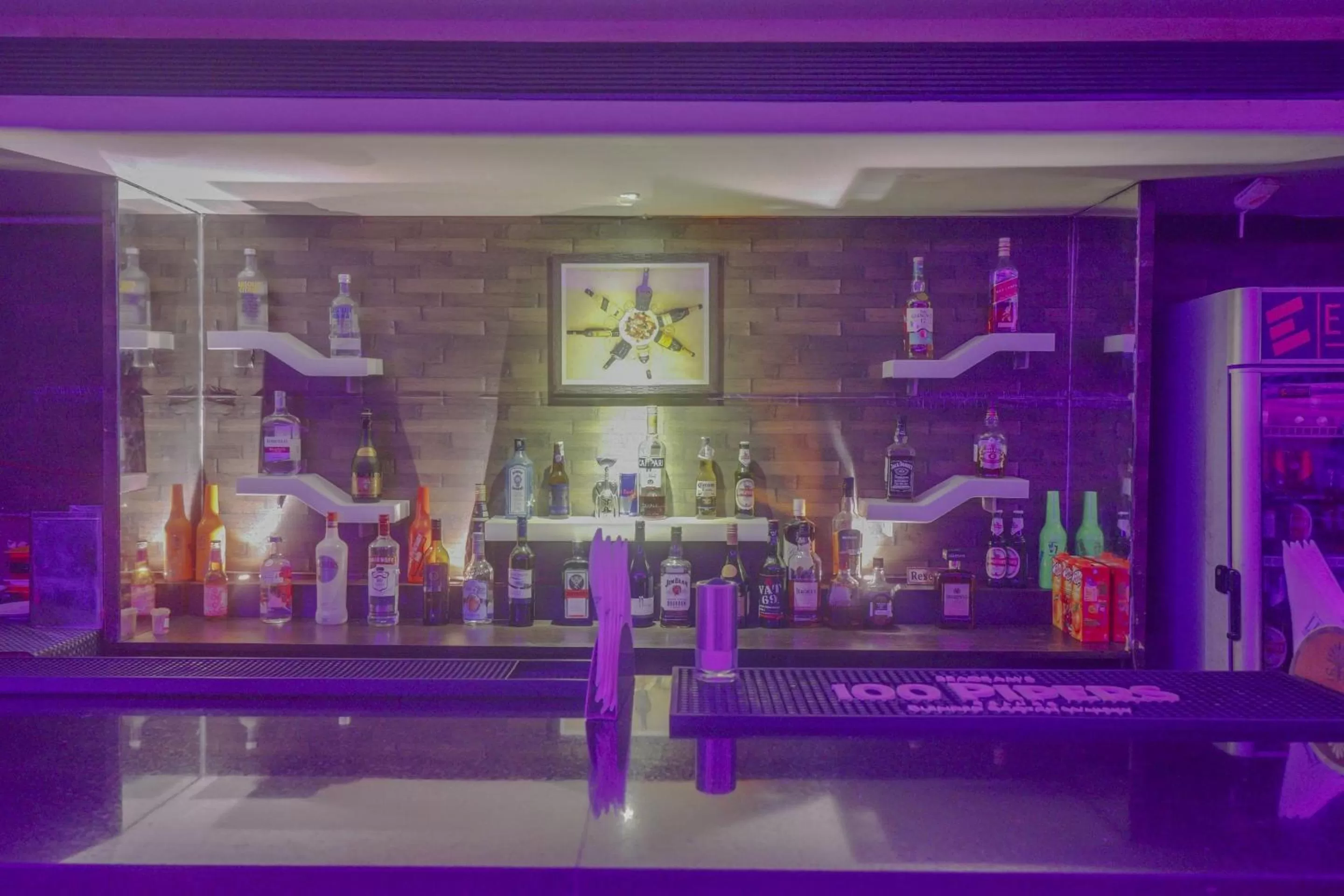 Lounge or bar in Palette - Hotel Chennai La Palace