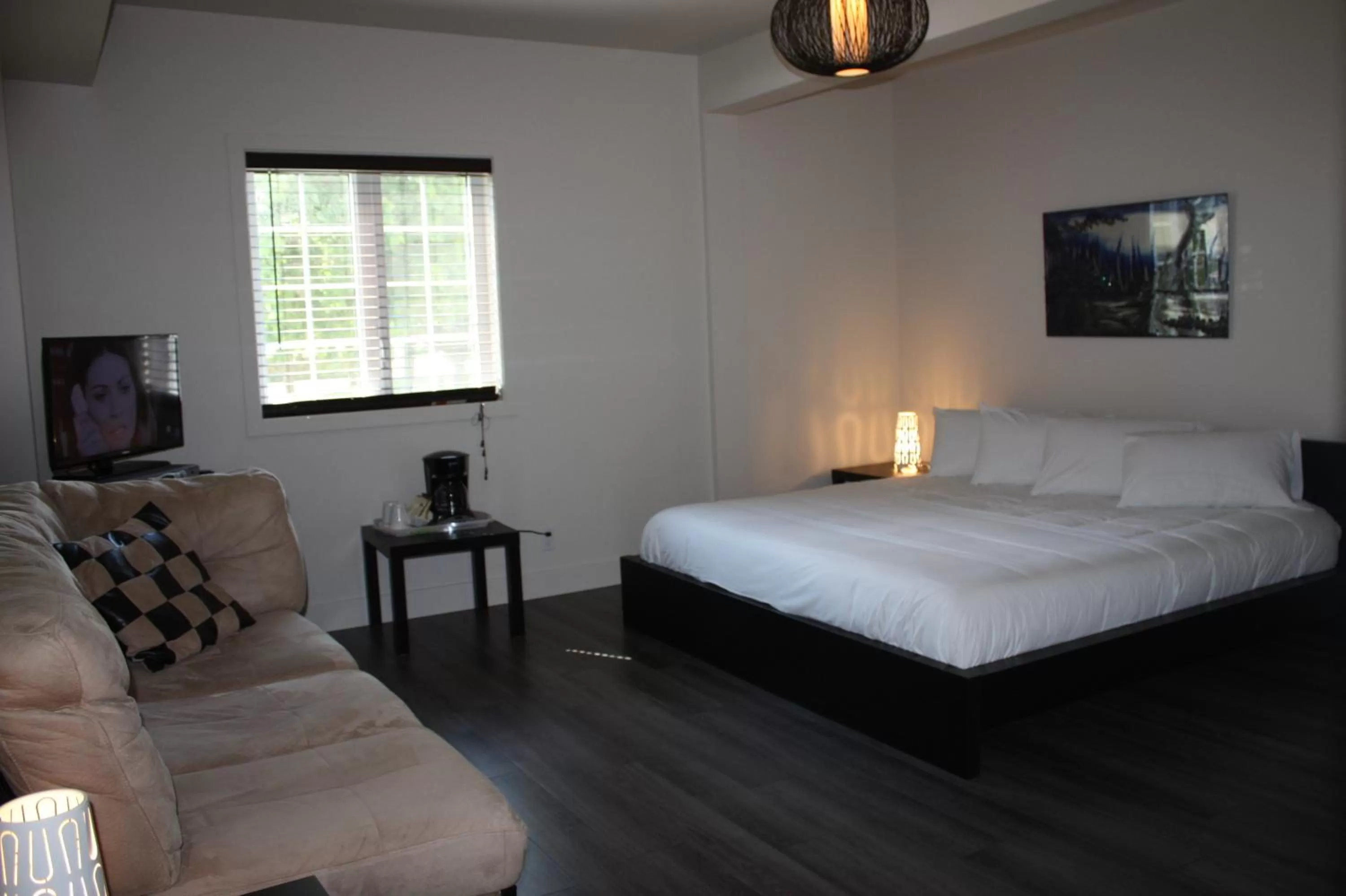 Photo of the whole room, Bed in Orange Bistro