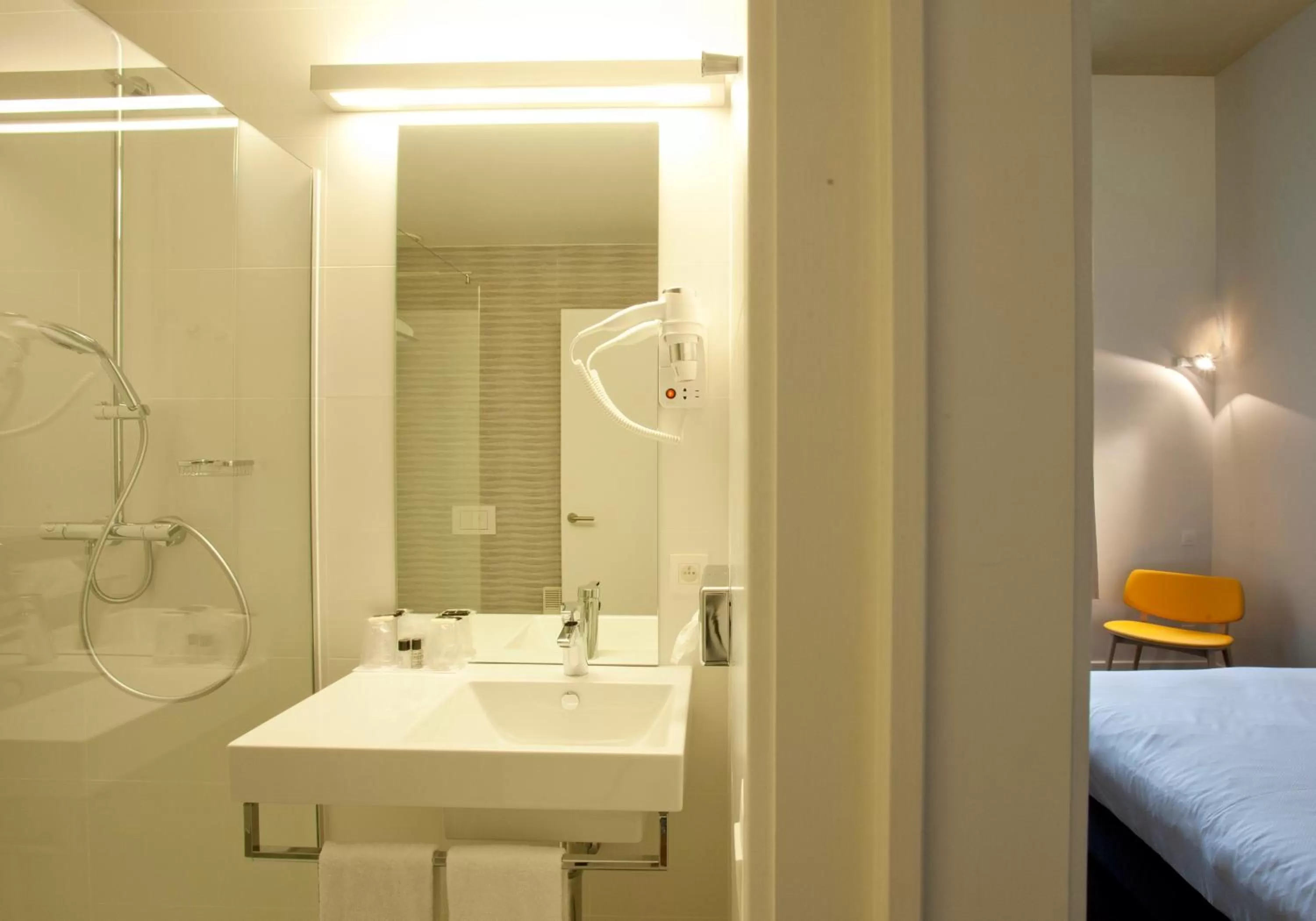 Bathroom, Bed in Hotel The Lodge Vilvoorde