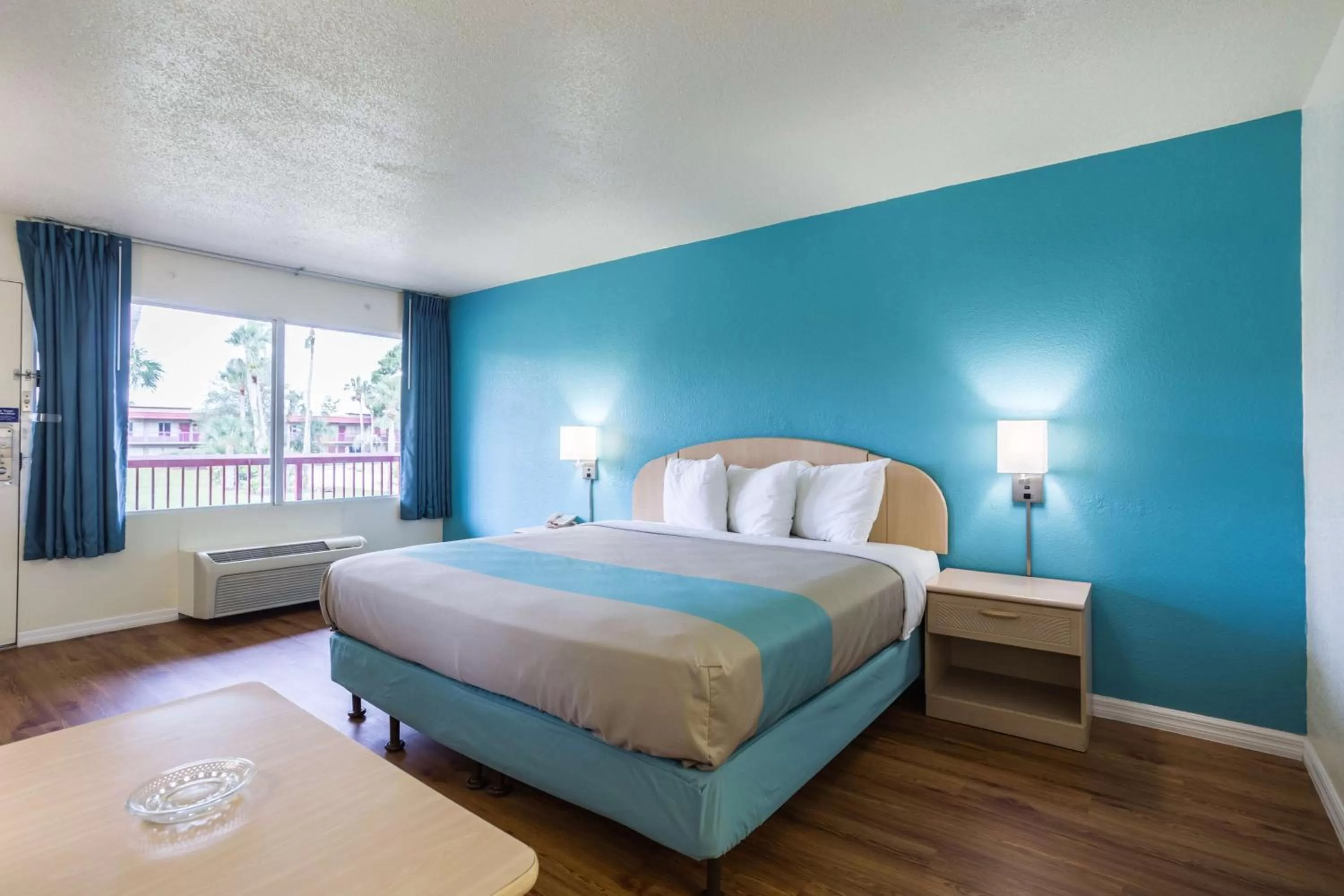 Bedroom, Bed in Motel 6-Spring Hill, FL - Weeki Wachee