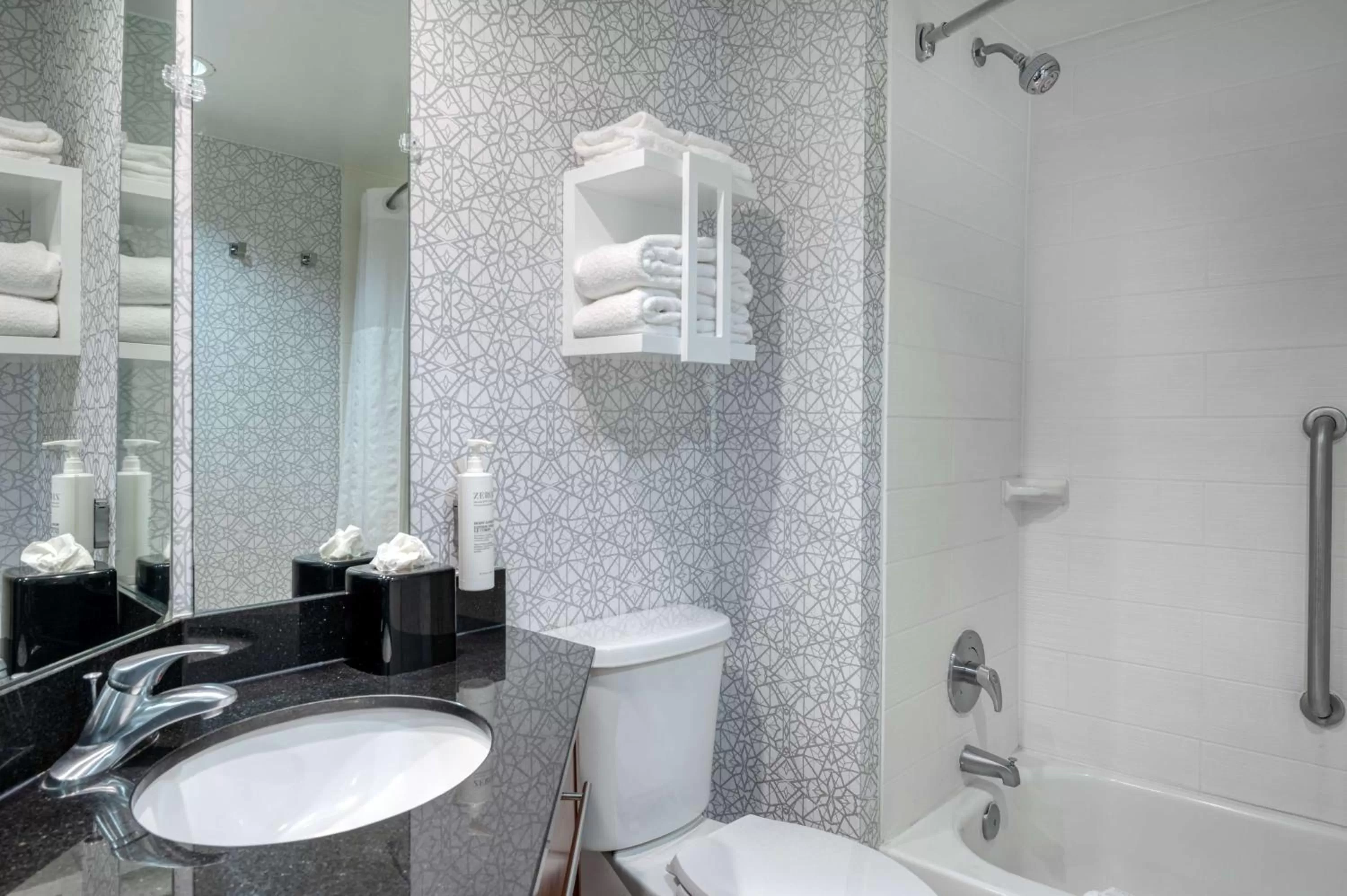 Bathroom in Hampton Inn Baltimore/White Marsh