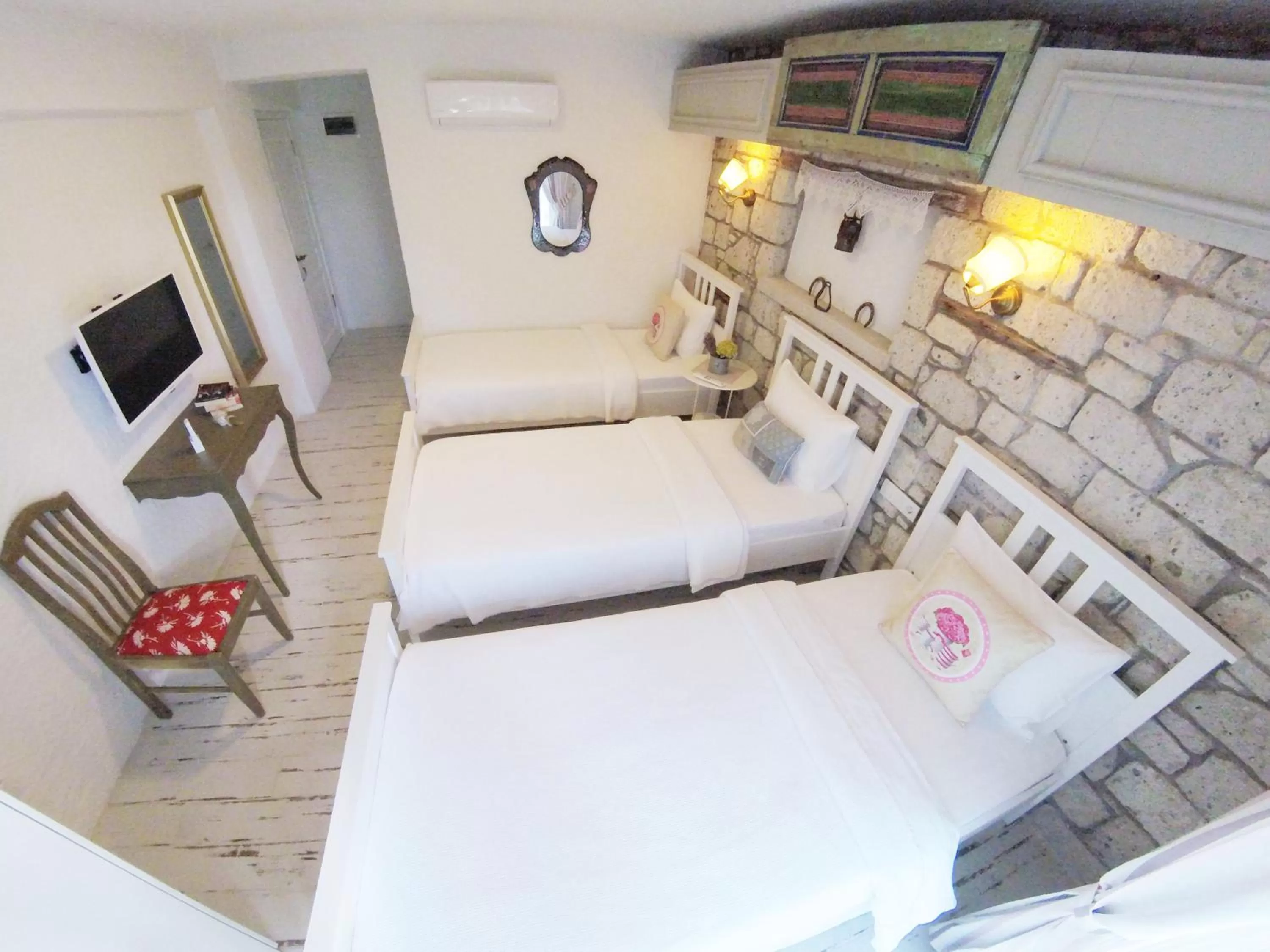 Photo of the whole room, Bed in Morisi Konak Butik Otel