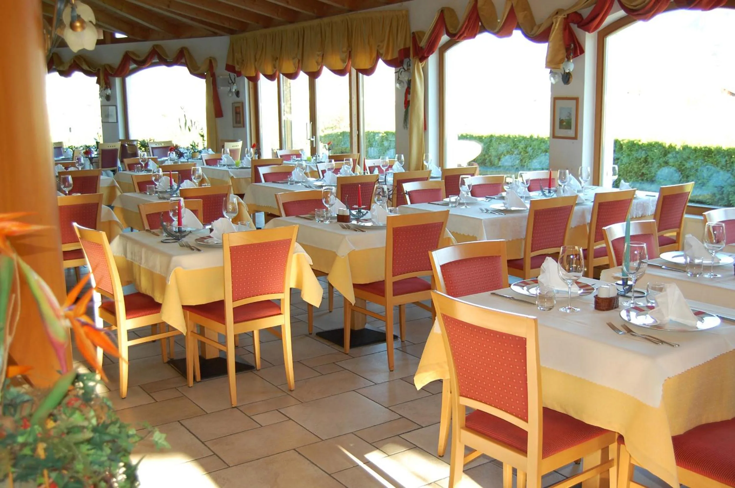 Restaurant/places to eat in Gardenhotel Premstaller