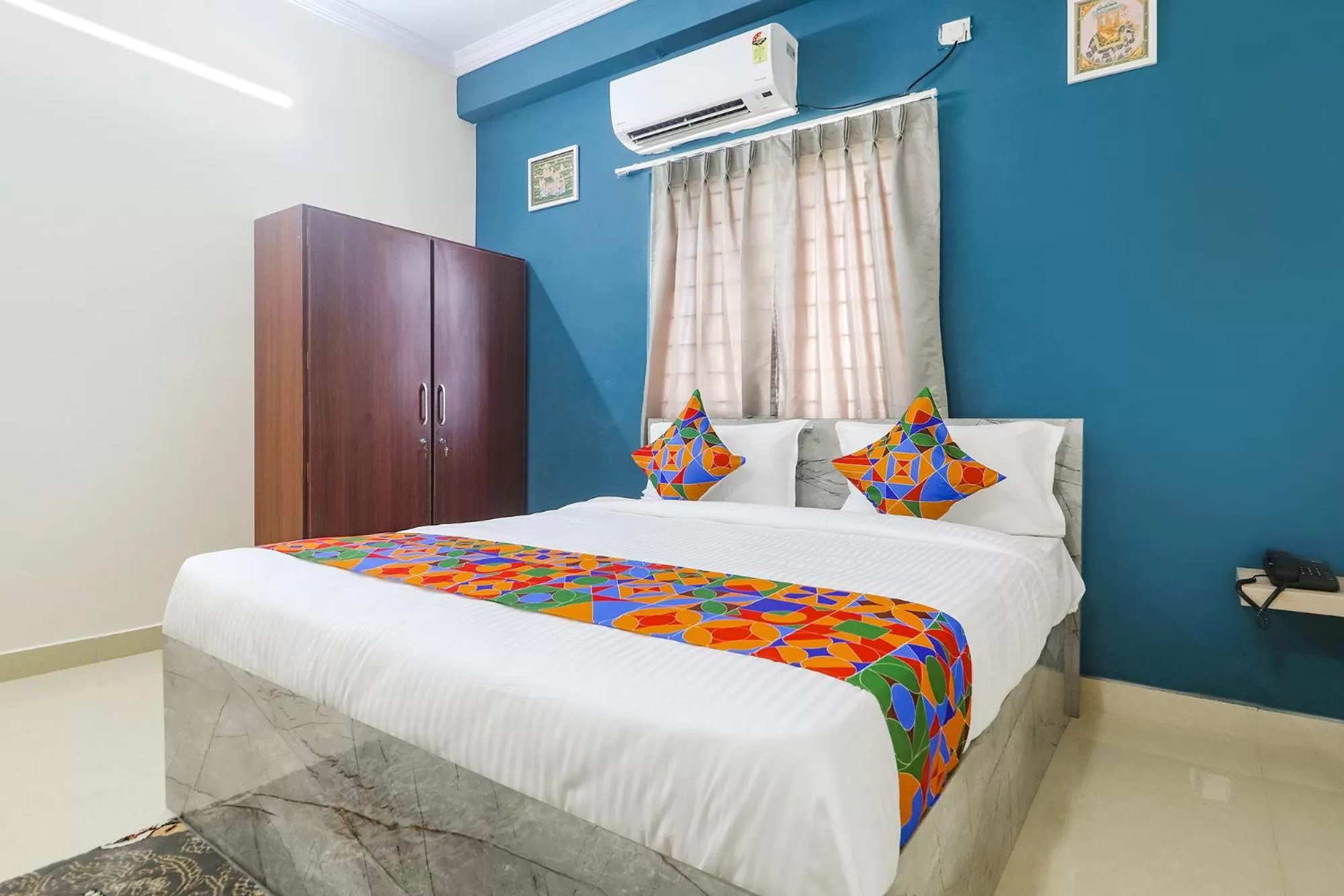 Bed in FabHotel Broholic Suites - Nr US Consulate, Financial District