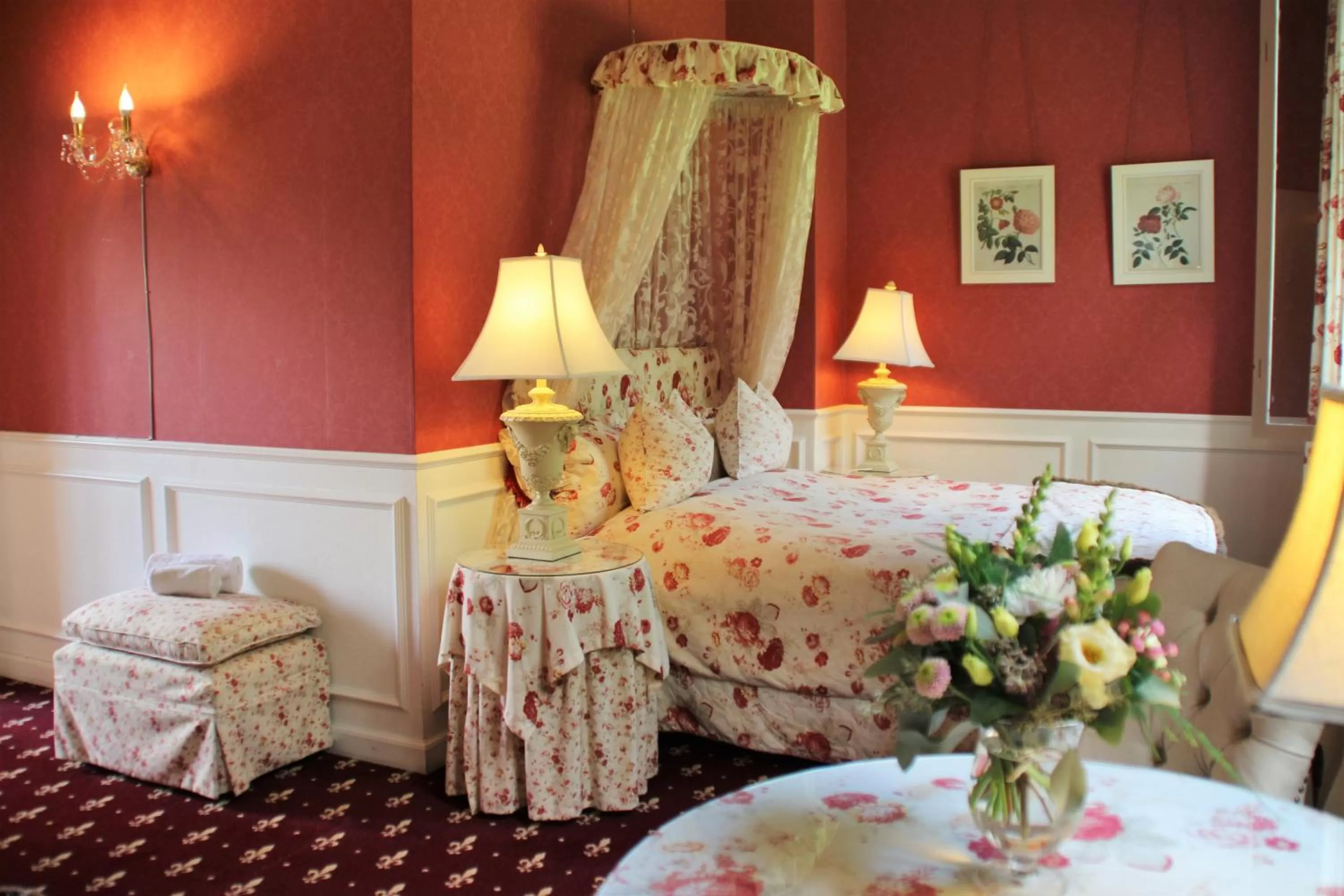 Seating area, Bed in Sophiendal Manor