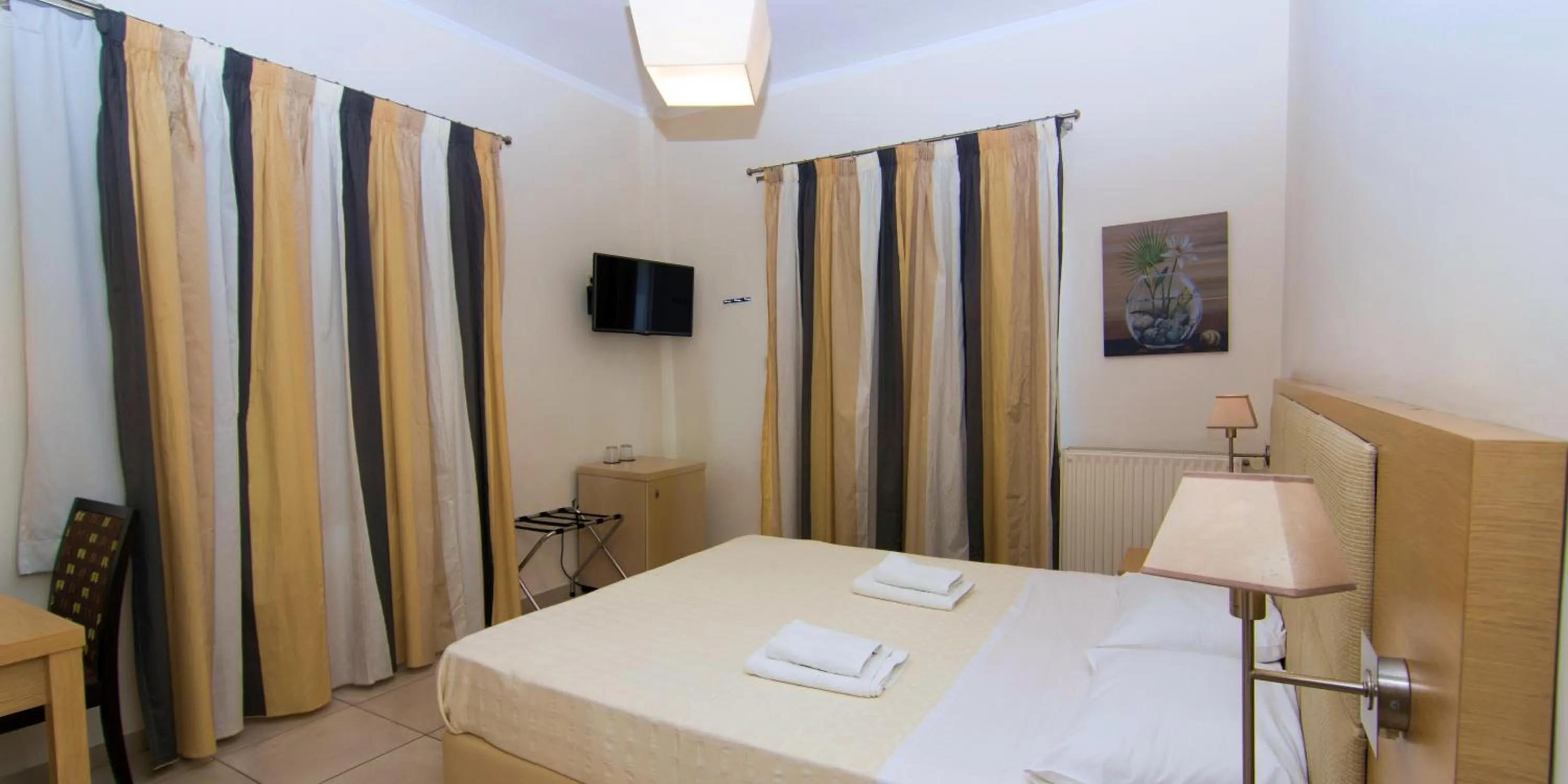 Photo of the whole room, Bed in San Nectarios