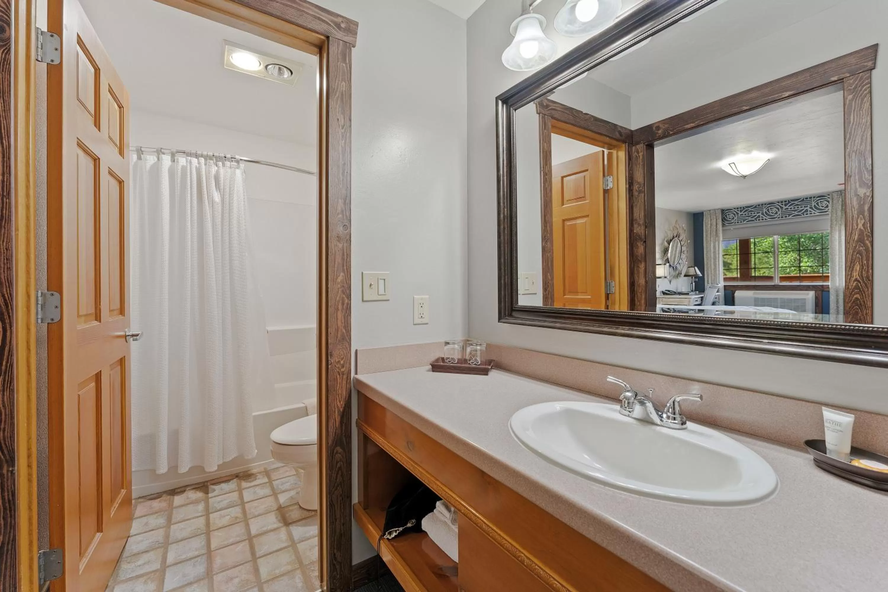 Shower in Desert Rose Resort & Cabins