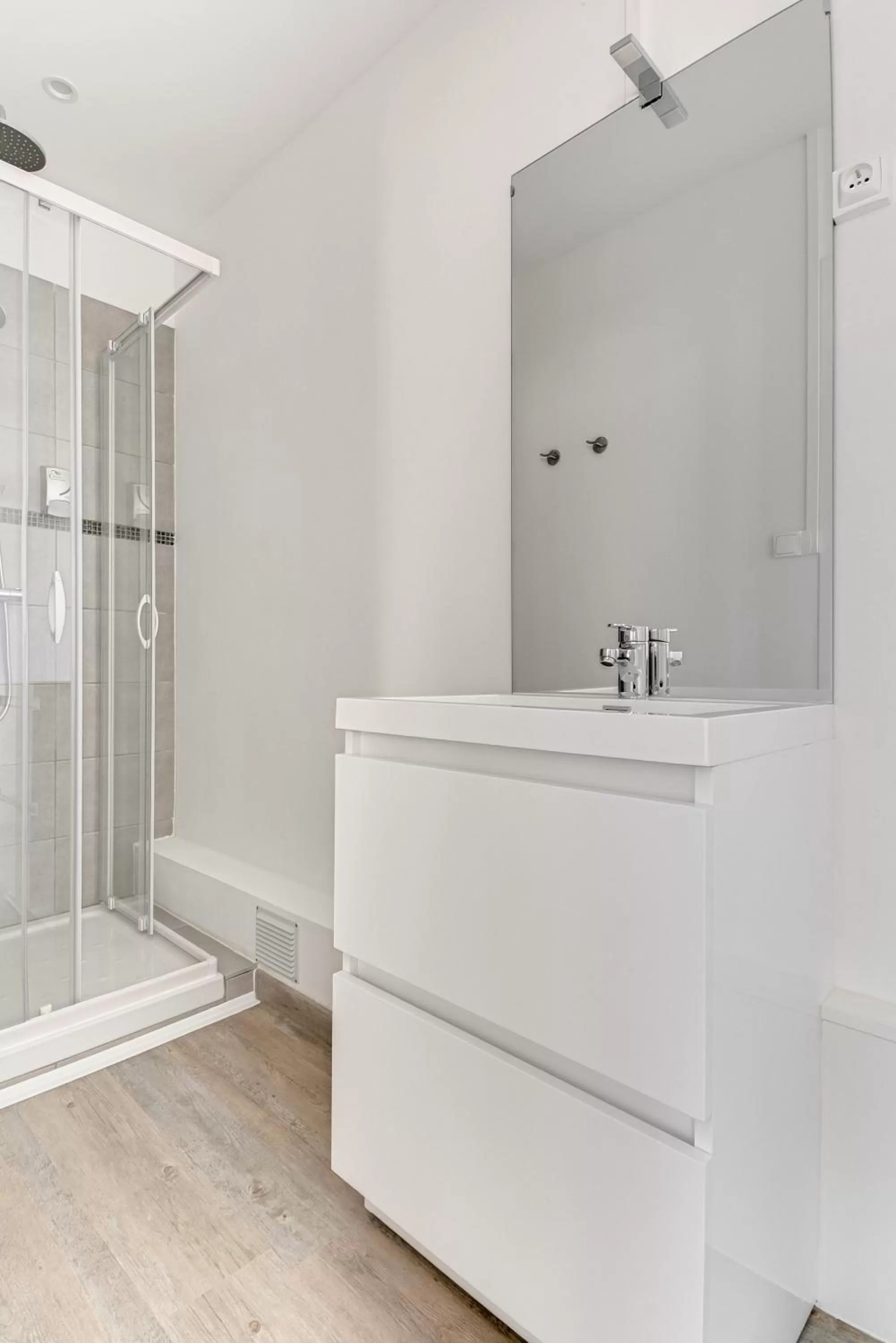 Shower in Hôtel de la Citadelle